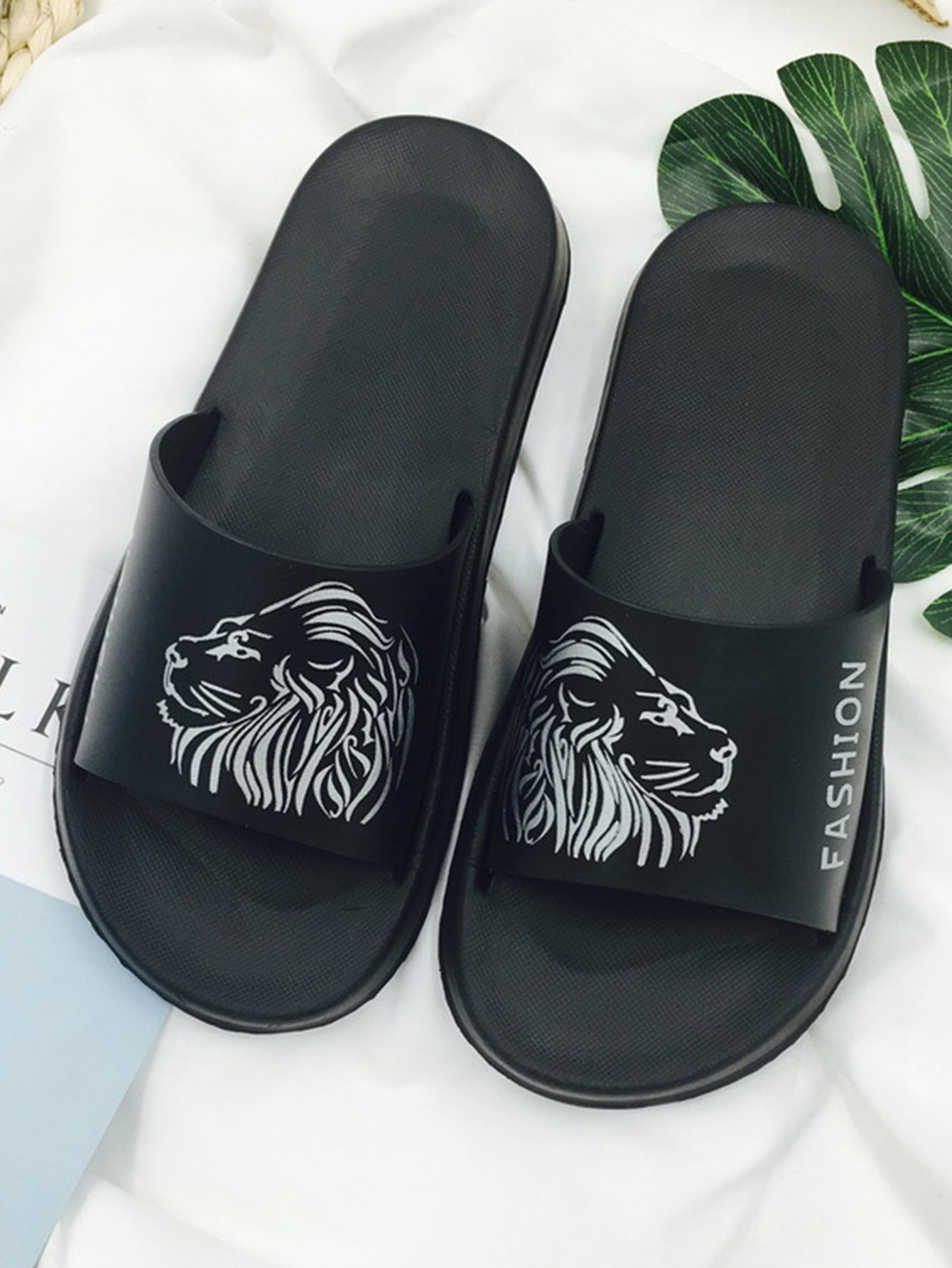 Мужские тапочки с графическим принтом и открытым носком