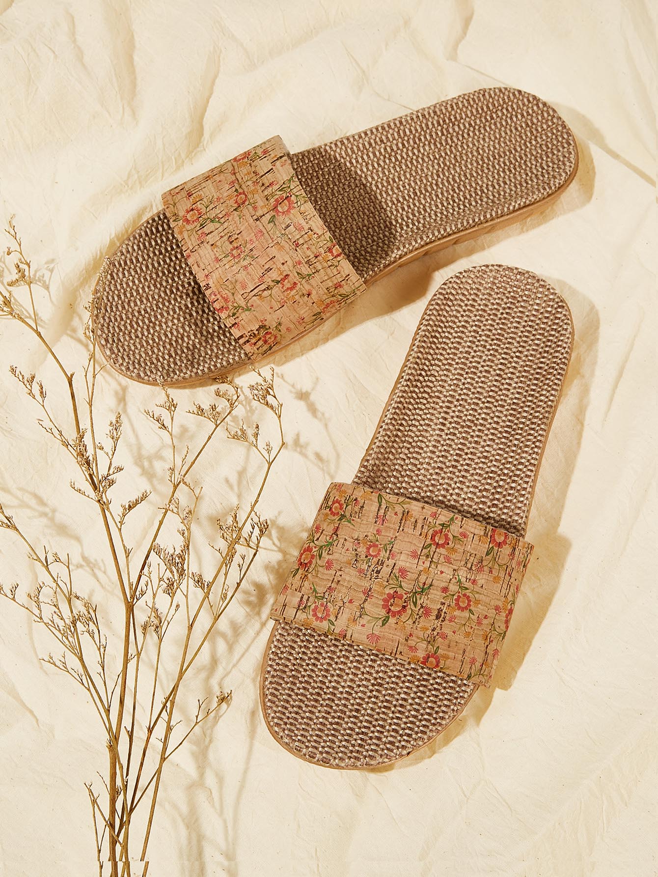 Тапочки  с цветочным принтом и открытым носком