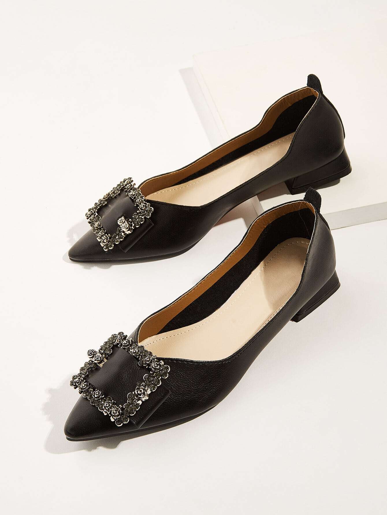 Остроконечные тапочки с пряжкой