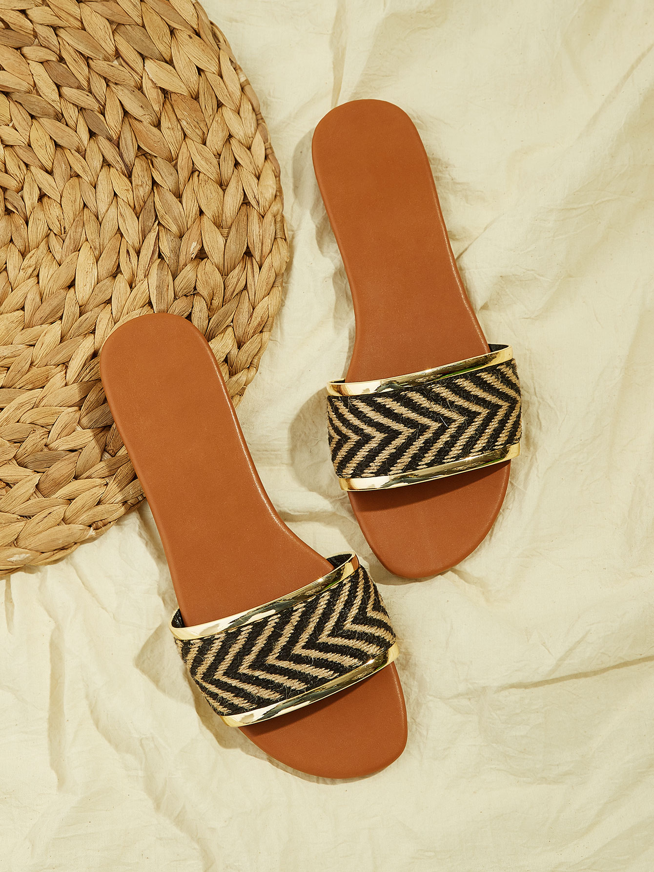 Плоские тапочки с графическим принтом