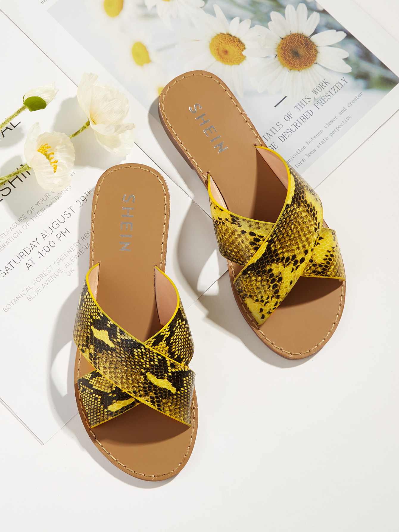 Крестообразные тапочки с змеиным принтом