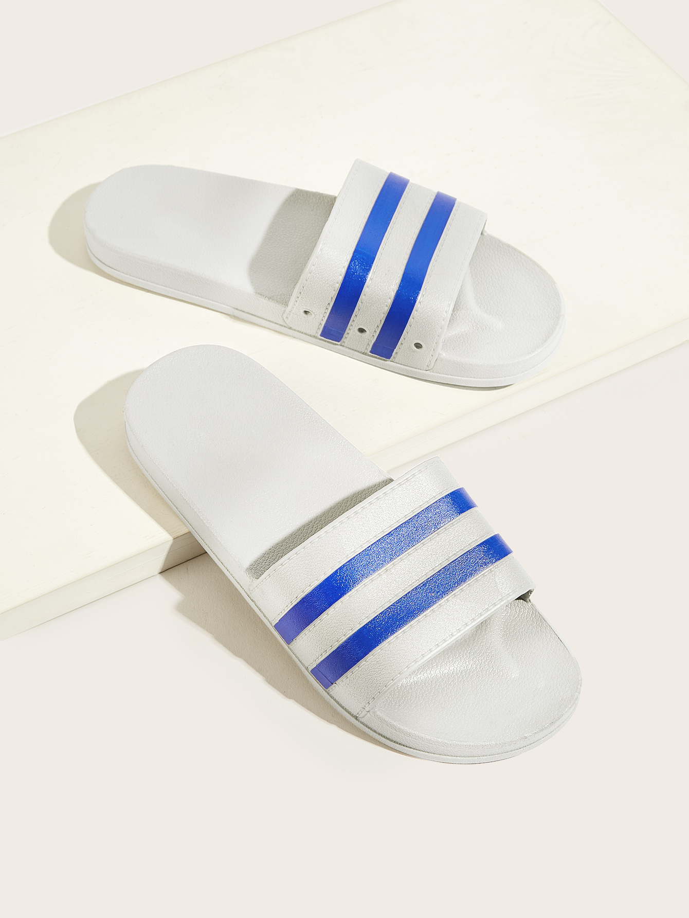 Мужские широкие тапочки с полосой