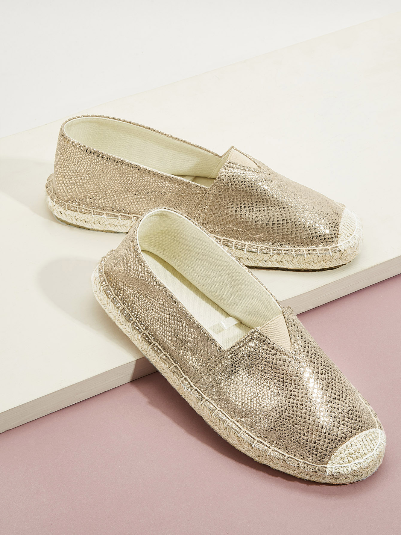 Слипоны на кедах с зметным принтом