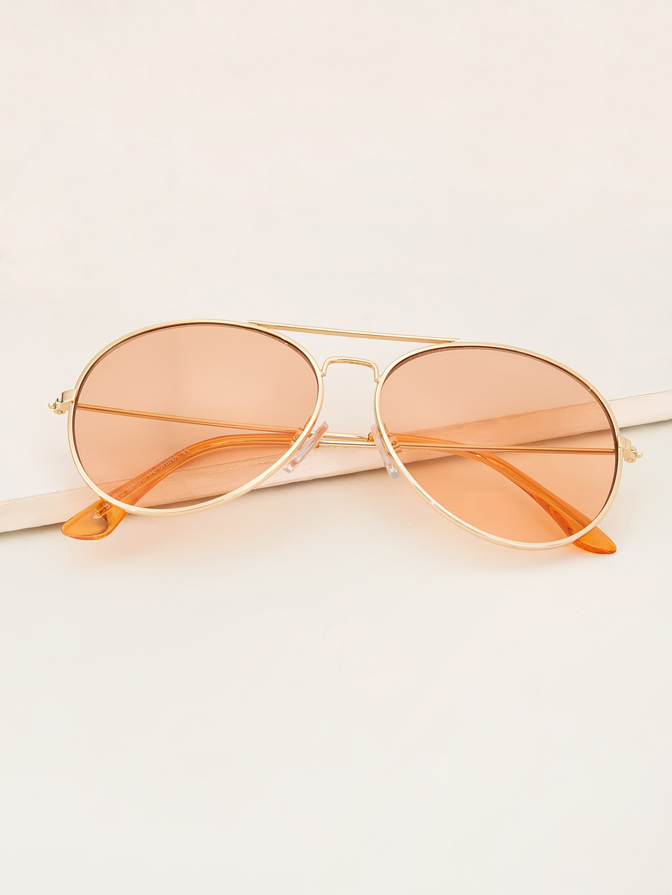 Солнцезащитные очки с металлической оправой