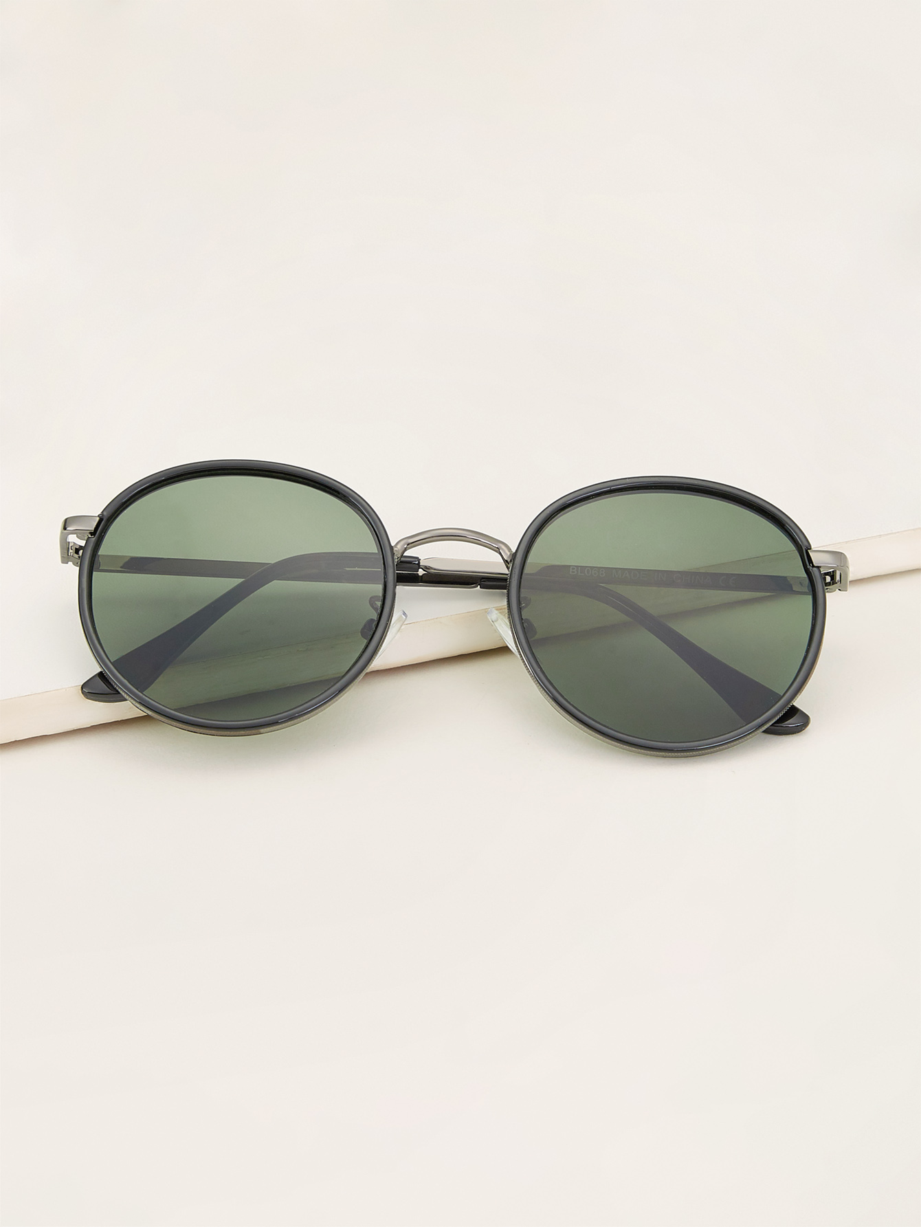 Солнцезащитные очки с круглой оправой