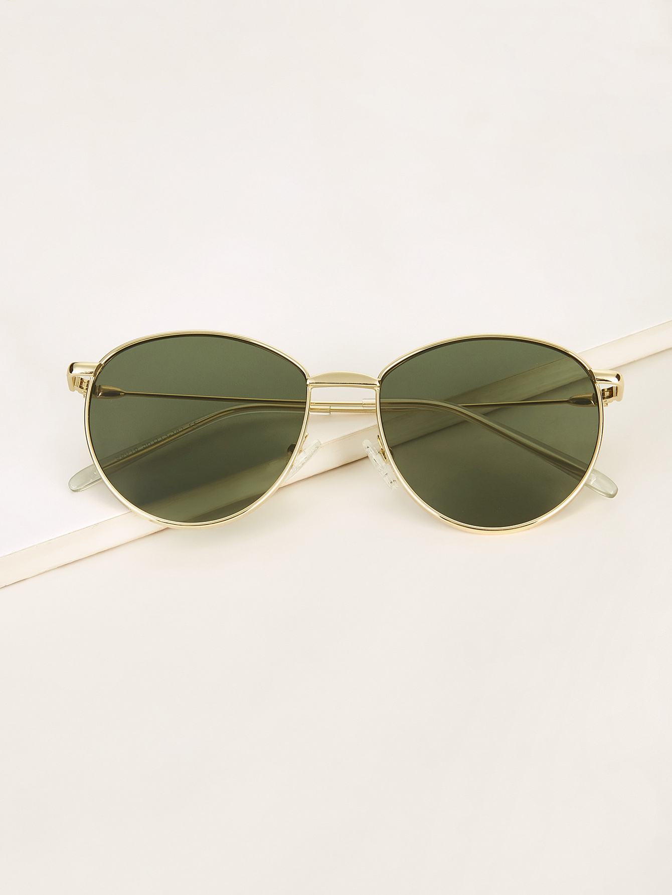 Солнцезащитные очки с круглой металлической оправой