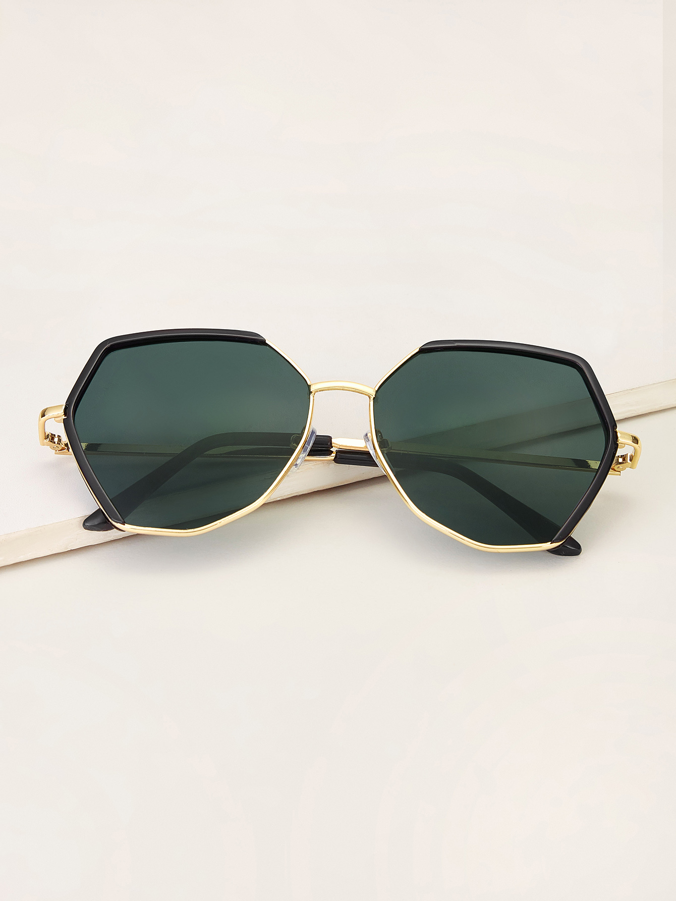 Солнцезащитные очки с тонированными линзами