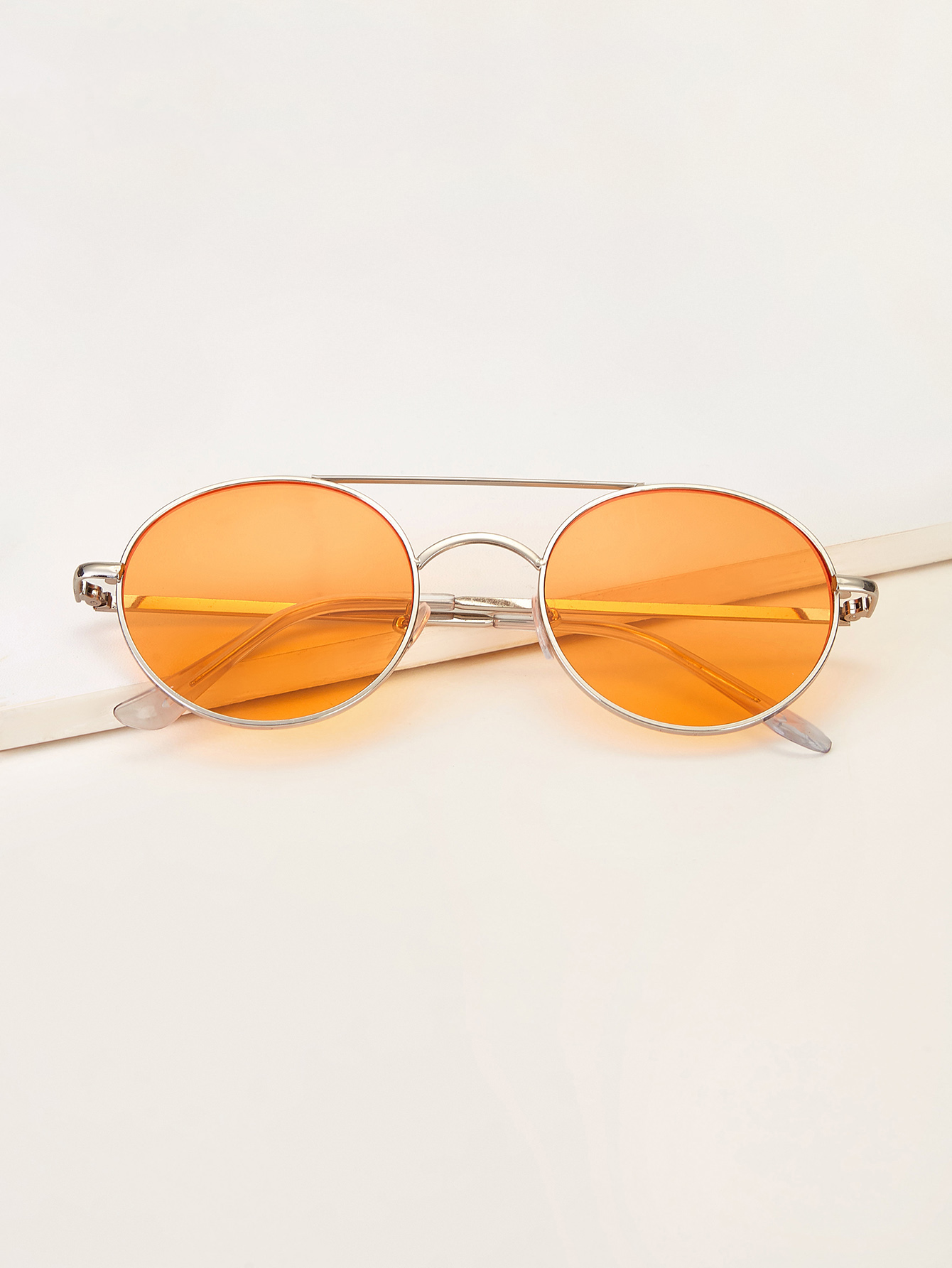 Солнцезащитные очки с тонированными линзами