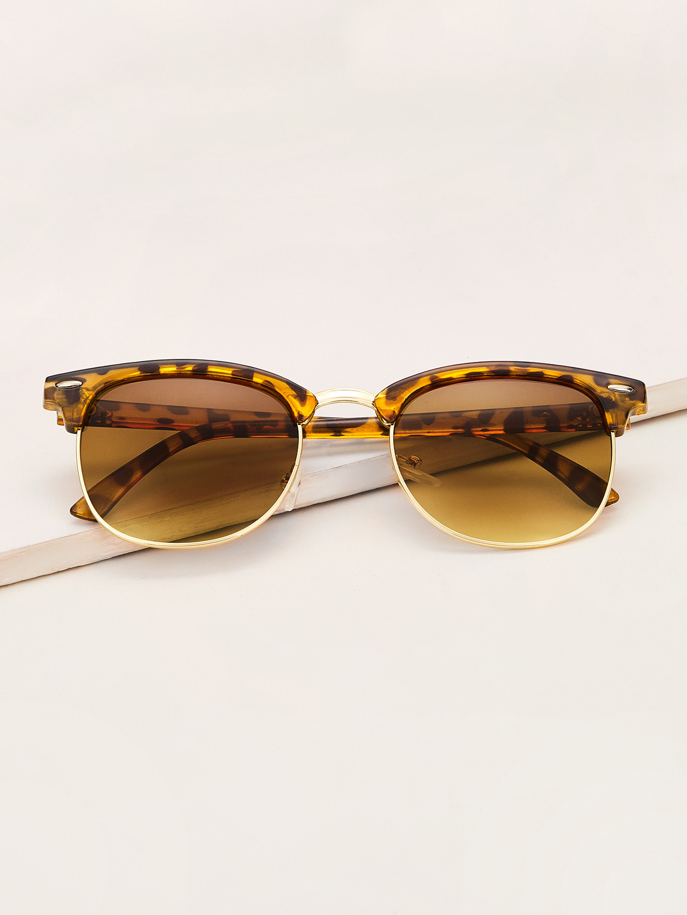 Мужские солнцезащитные очки с тонированными линзами