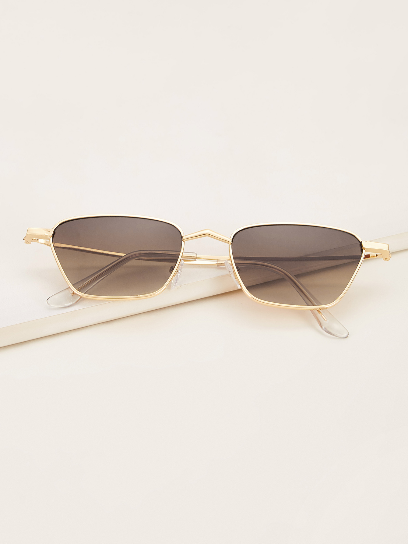 Солнцезащитные очки с металлической оправой