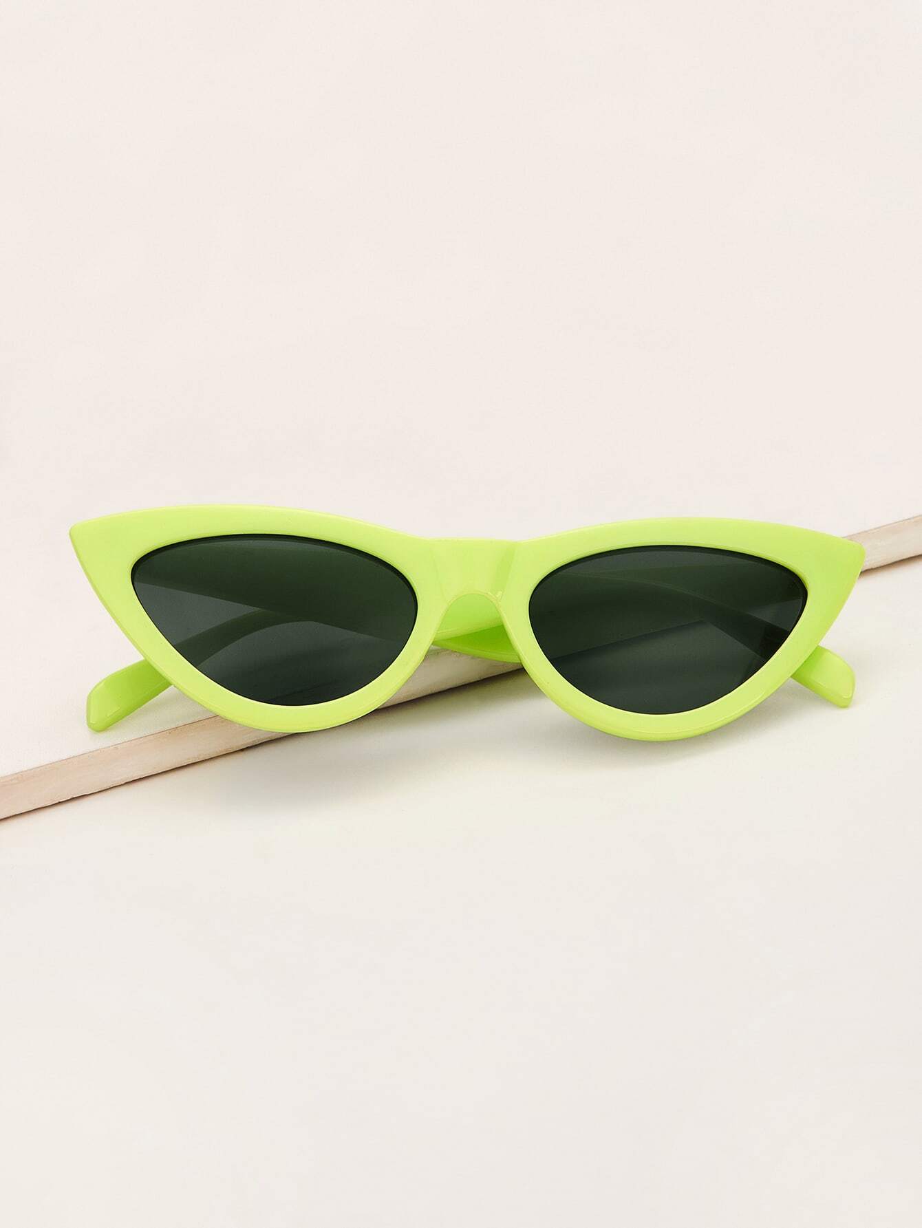 Солнцезащитные очки "кошачий глаз"