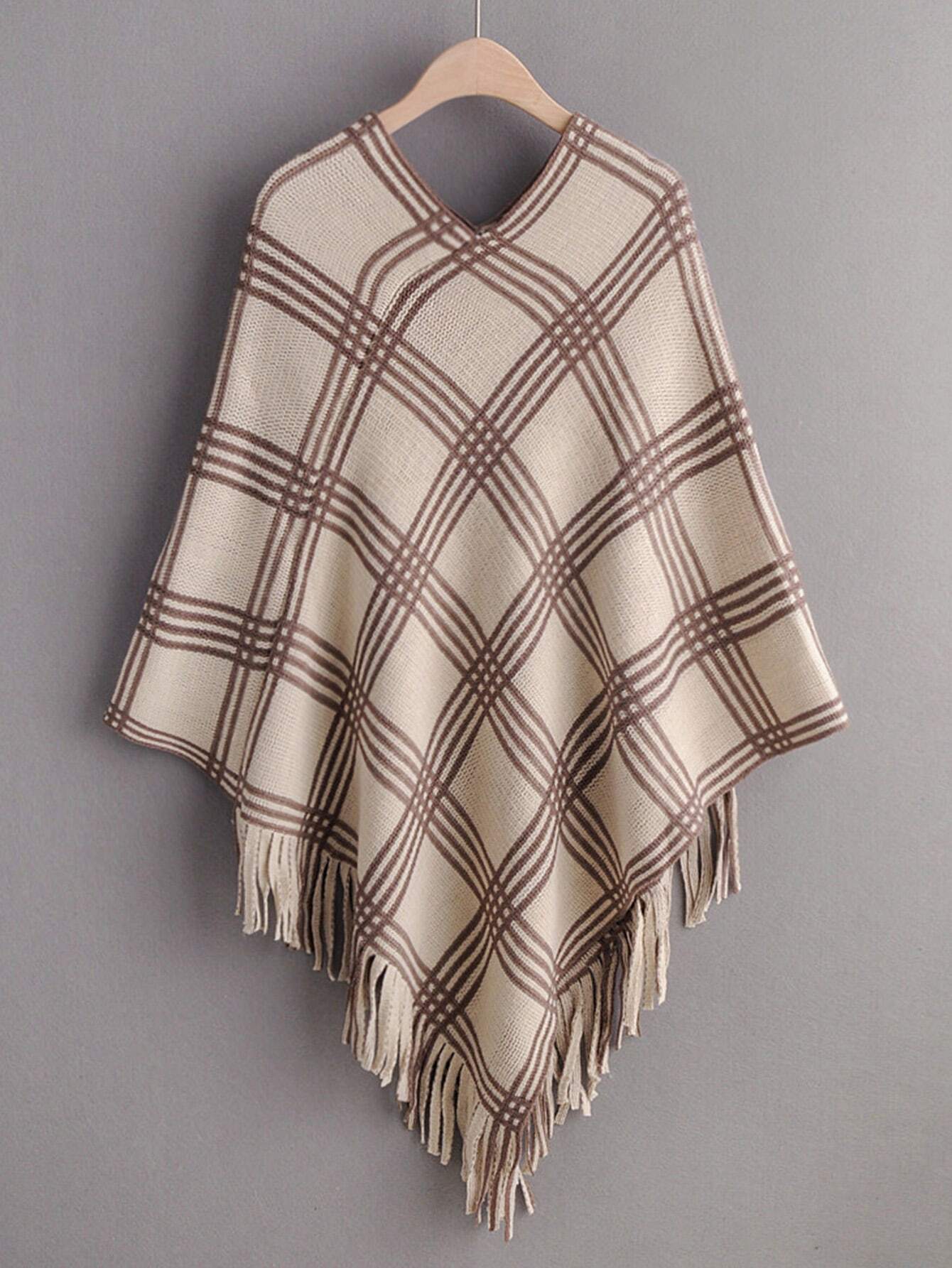 Пончо в клетку с бахромой