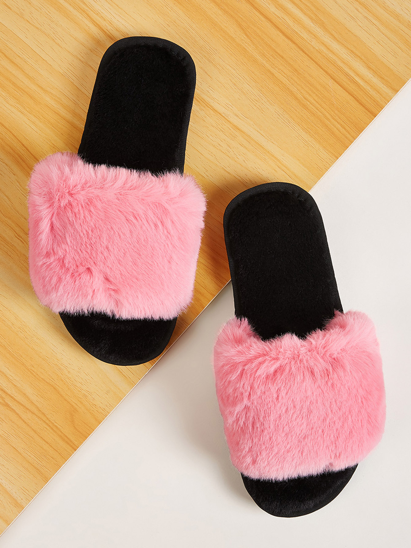 Пушистые шлепанцы с открытым носком