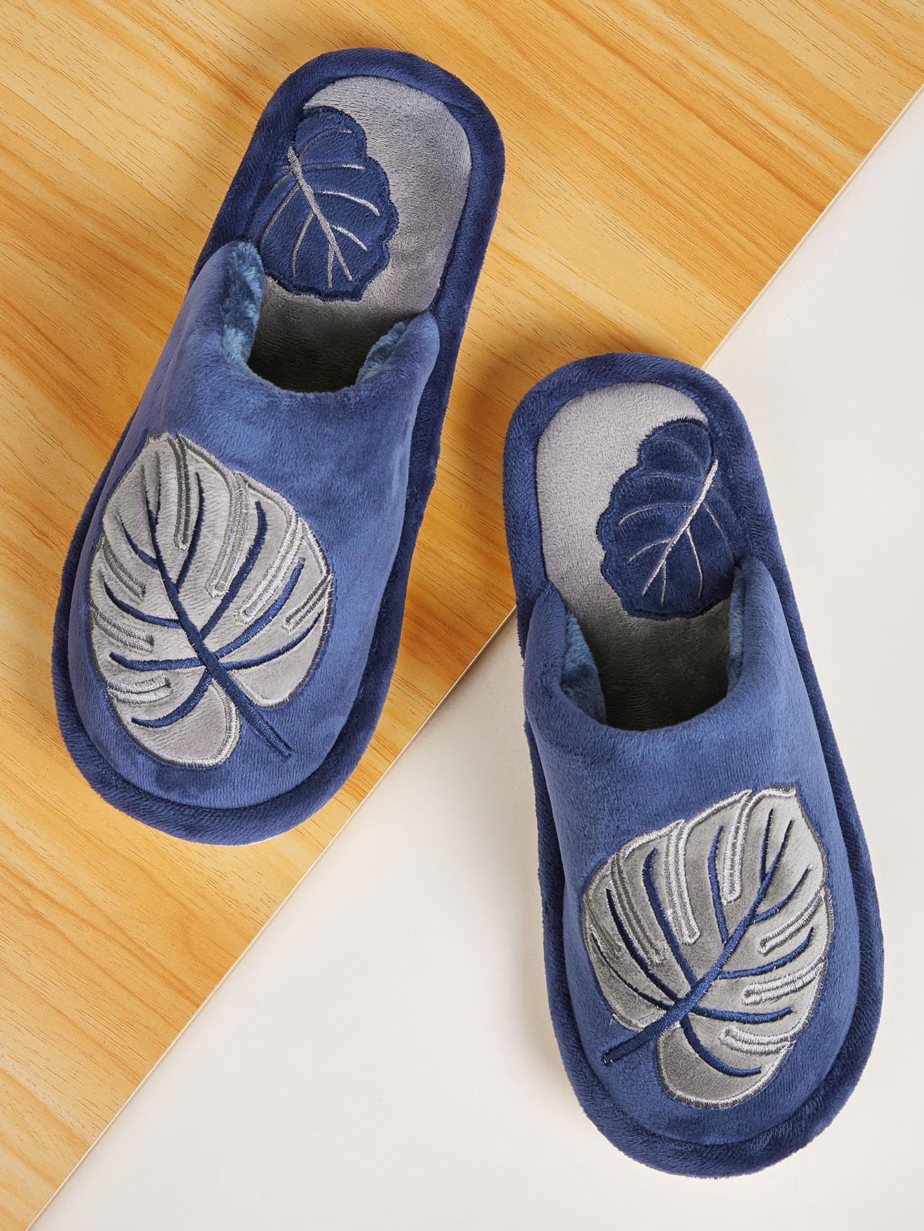 Мужские пушистые шлепанцы с вышивкой