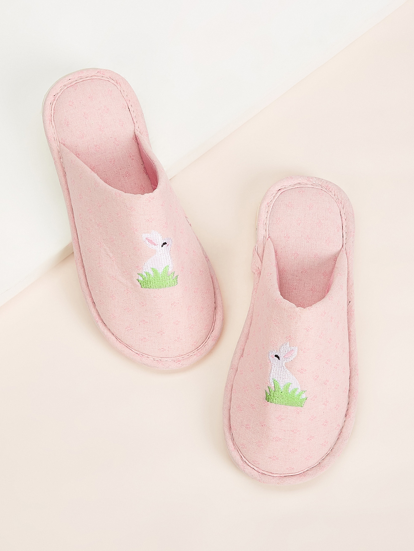 Шлепанцы на плоской подошве с вышивкой