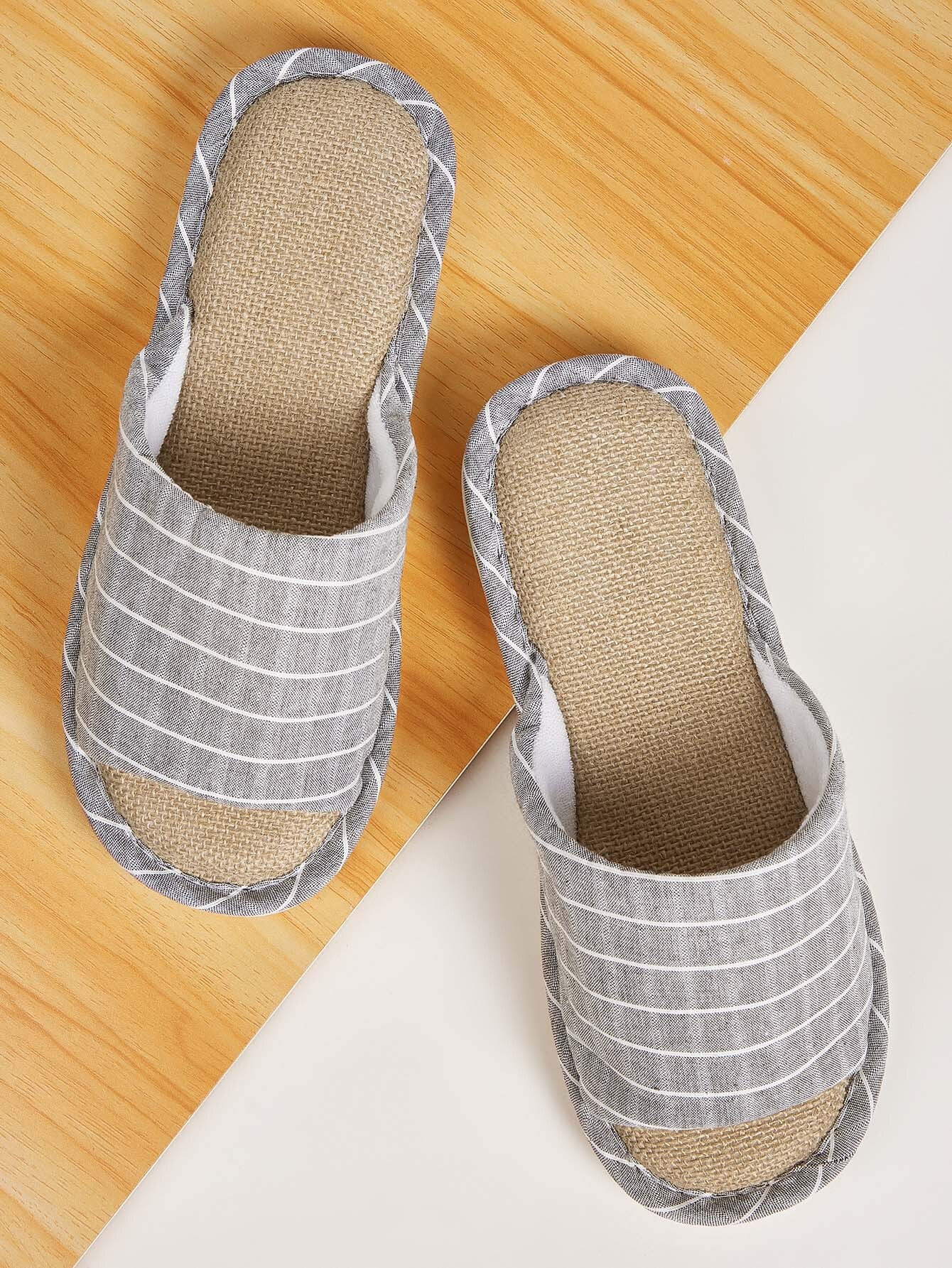 Мужские шлепанцы с полосками и открытым носком