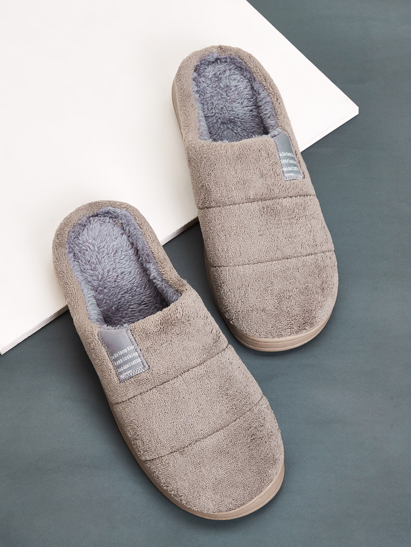 Мужские пушистые шлепанцы с круглым носком