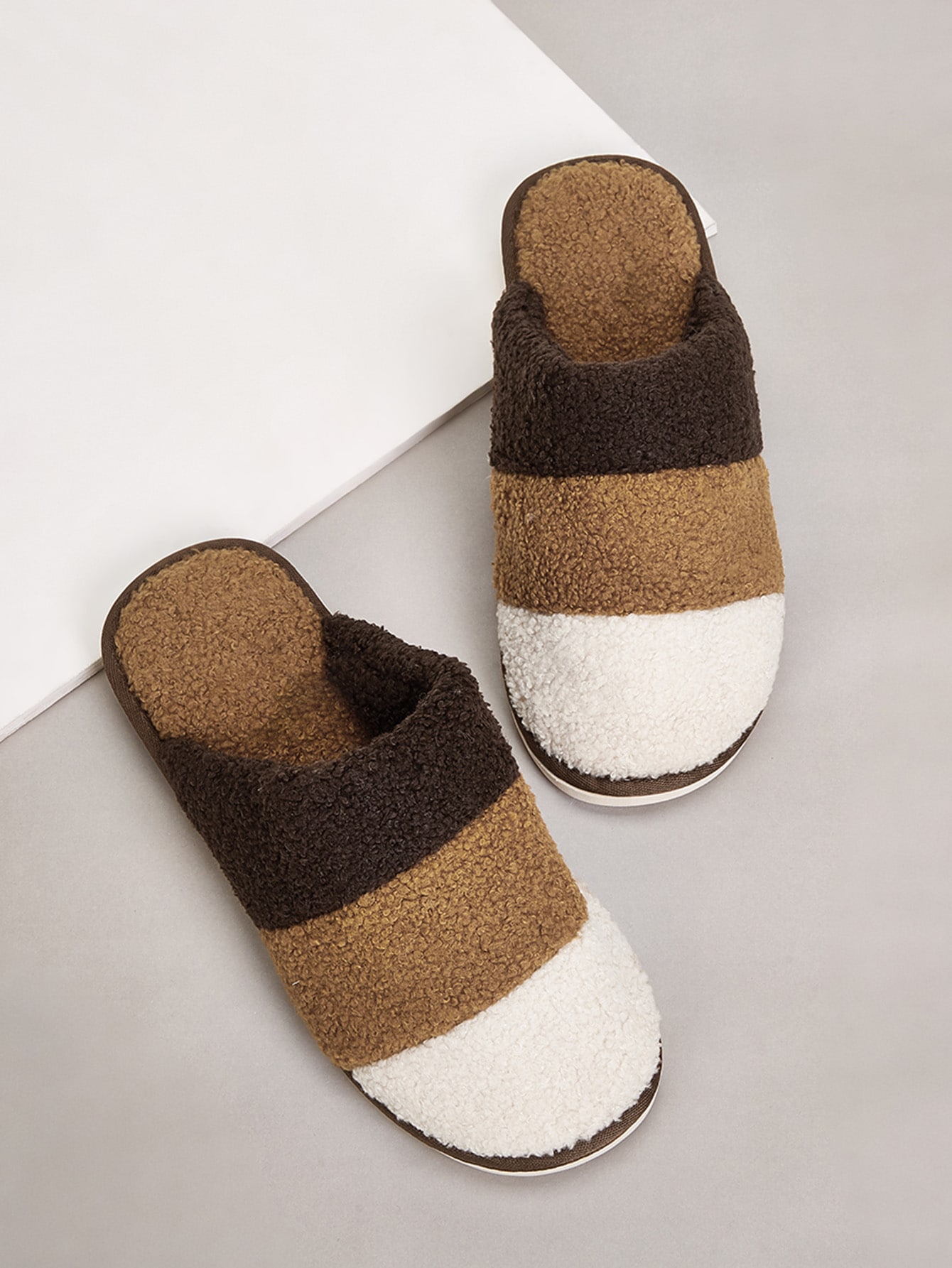 Мужские полосатые пушистые шлепанцы