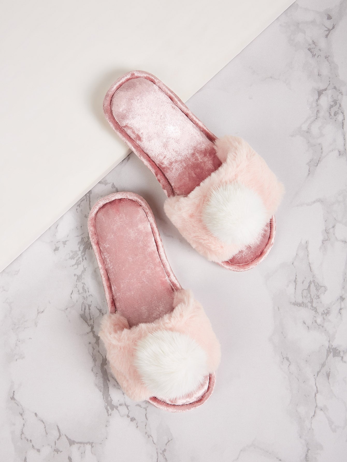 Контрастные шлепанцы с помпоном и жемчугами