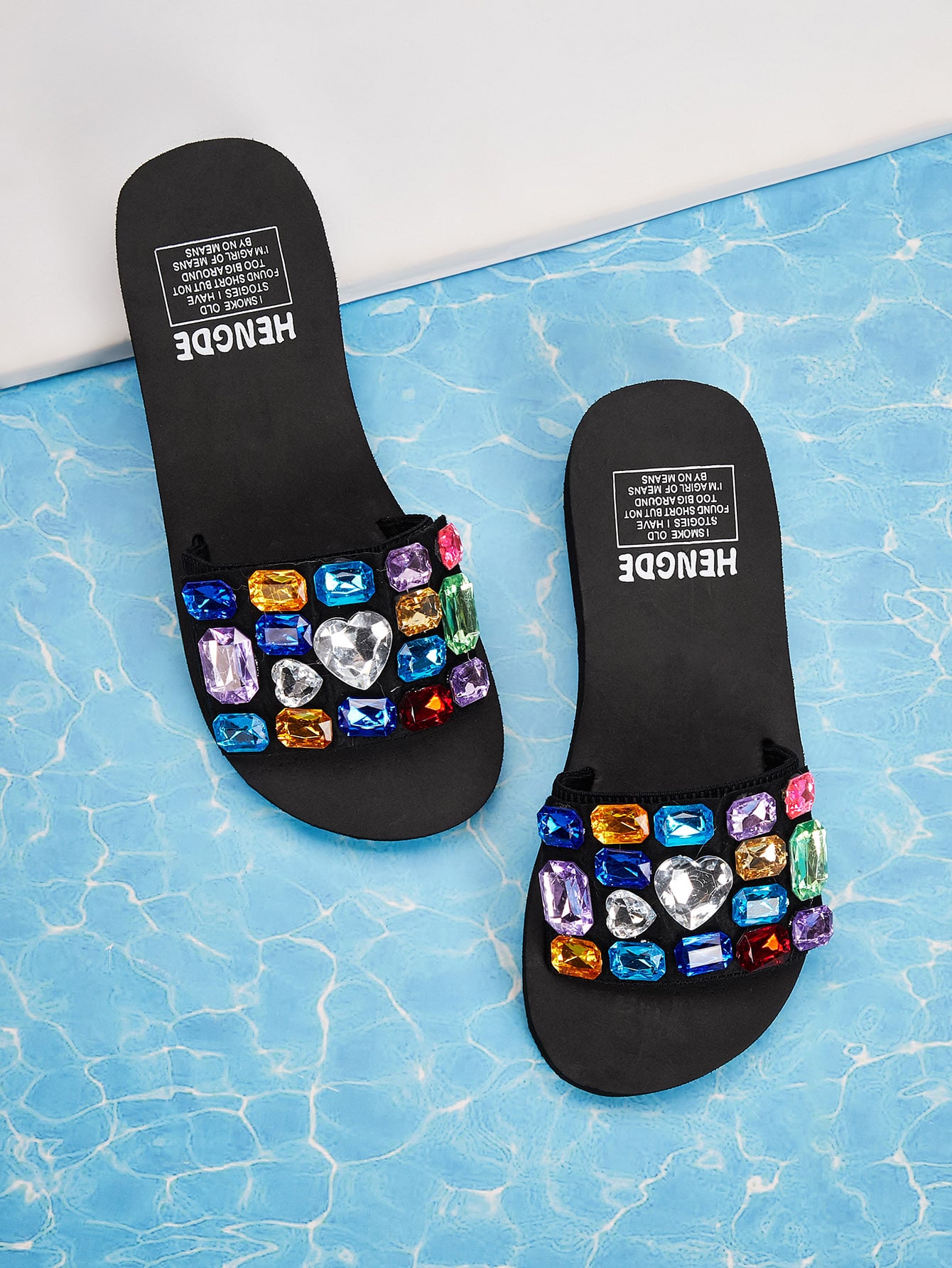 Шлепанцы с открытым носком и декором