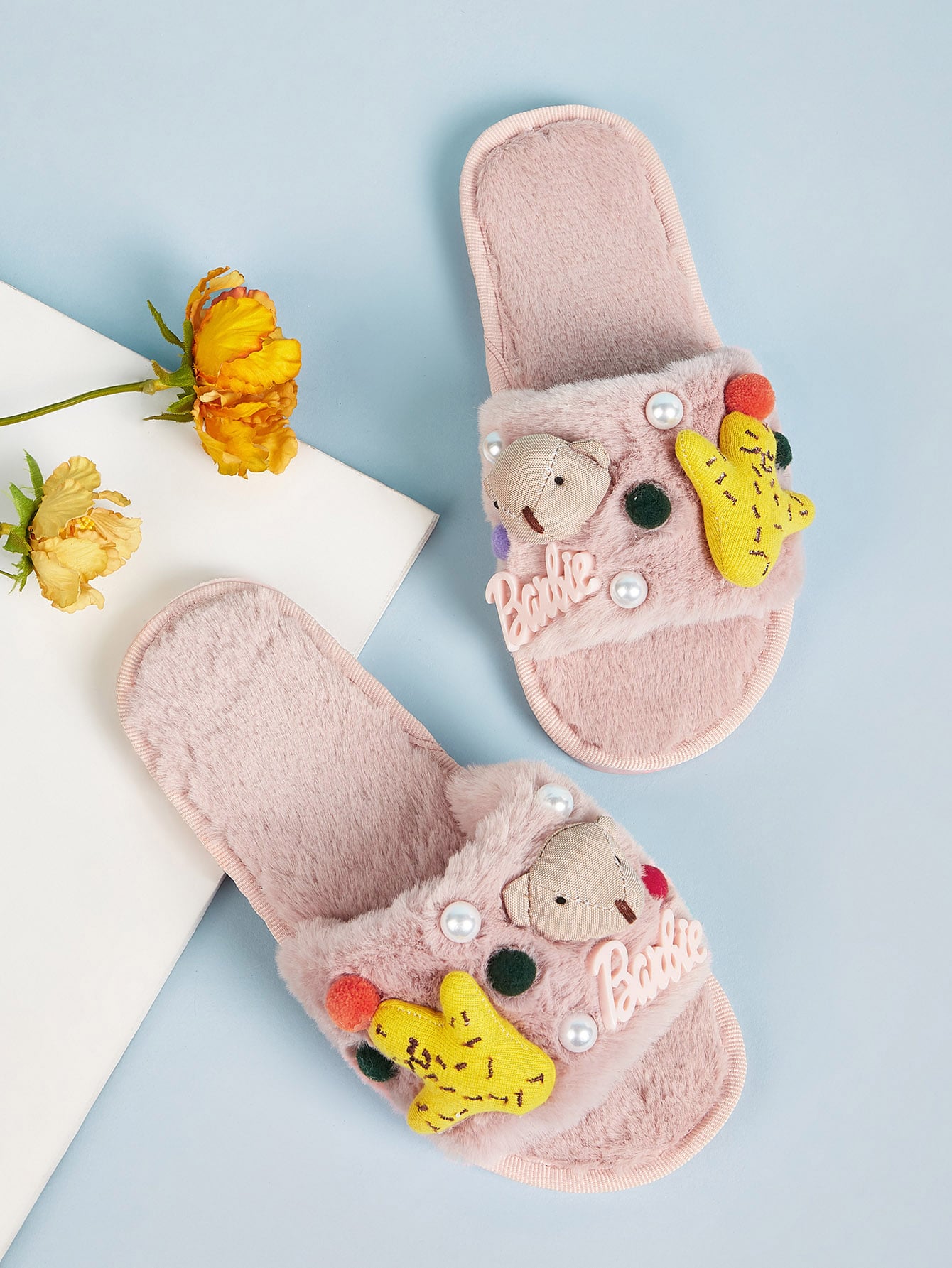 Пушистые шлепанцы с открытым носком и декором