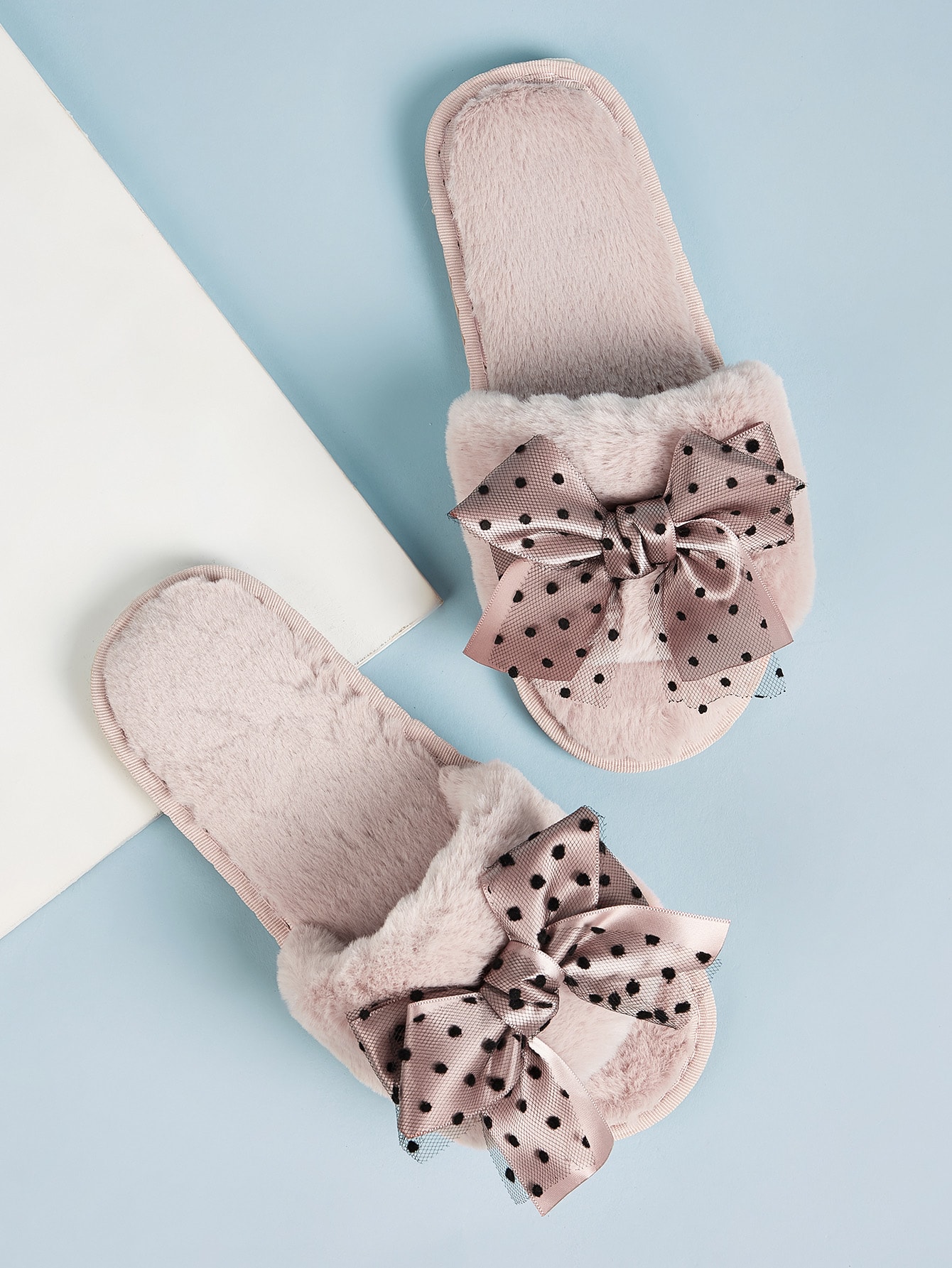 Пушистые шлепанцы с бантом в горошек