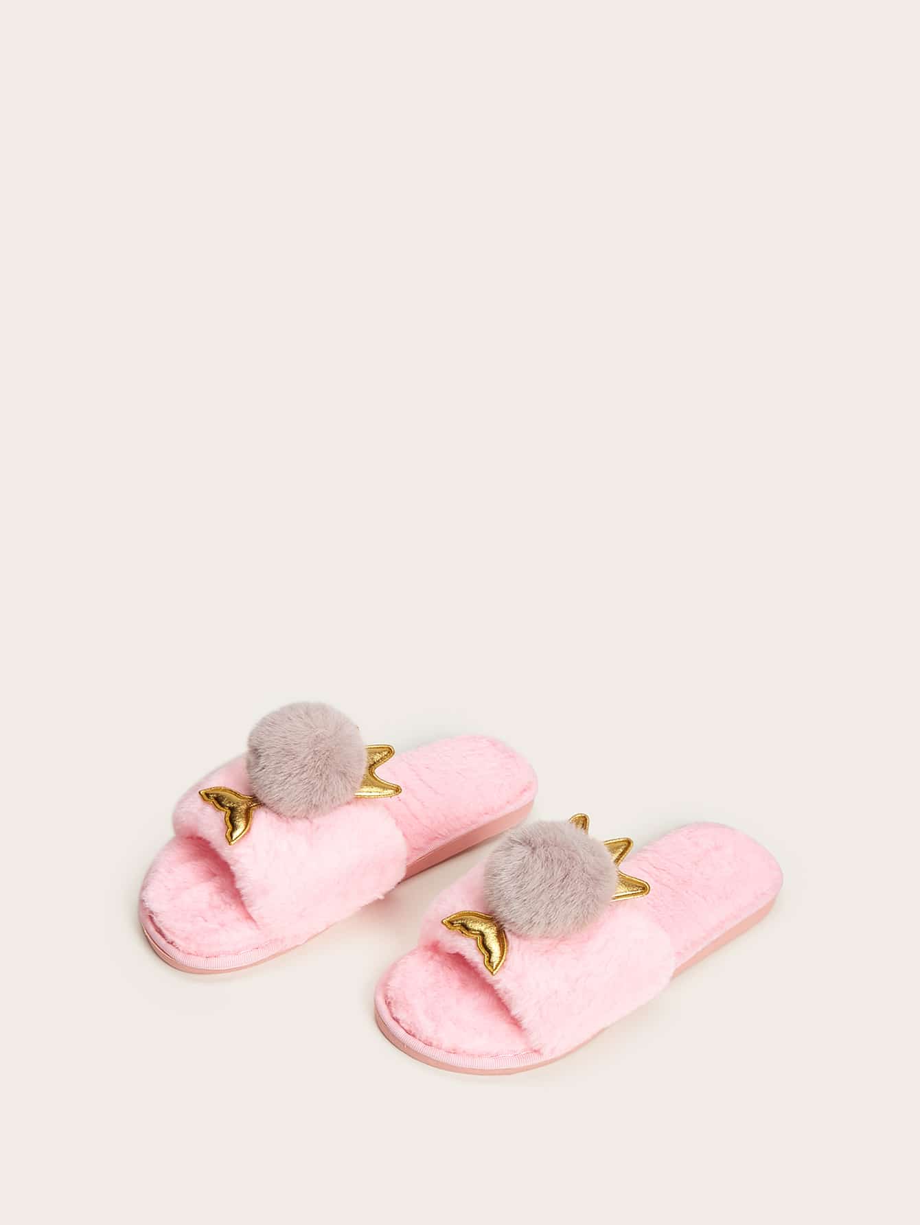 Пушистые шлепанцы с помпоном