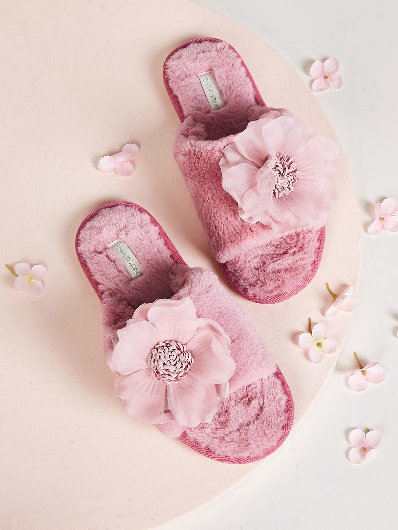 Пушистые шлепанцы с аппликацией