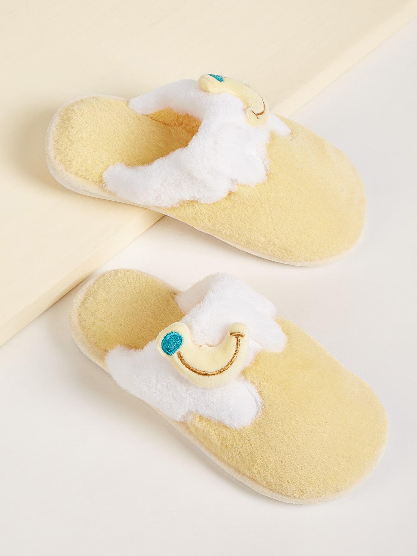 Пушистые шлепанцы с вышивкой