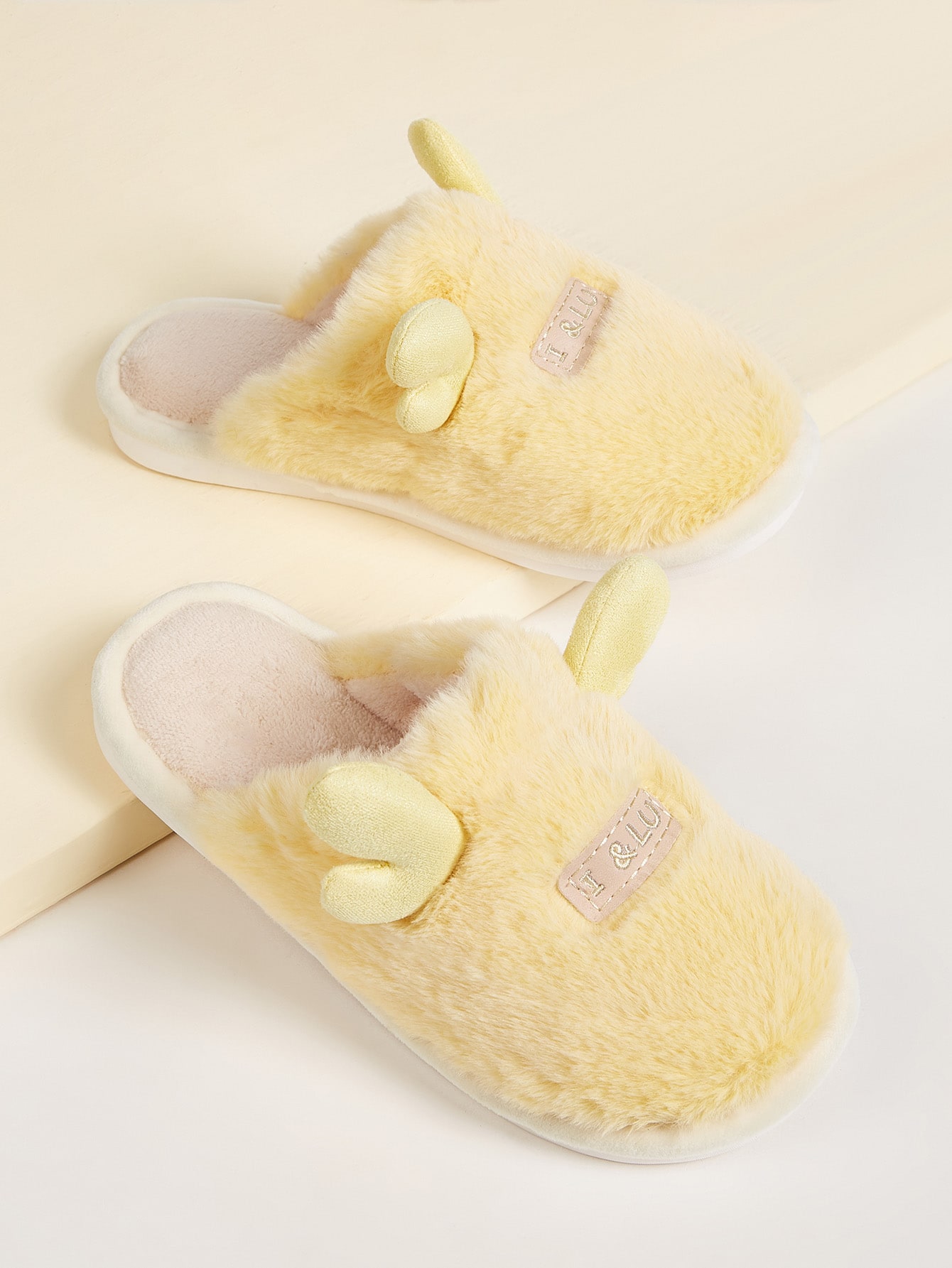 Пушистые шлепанцы с декором