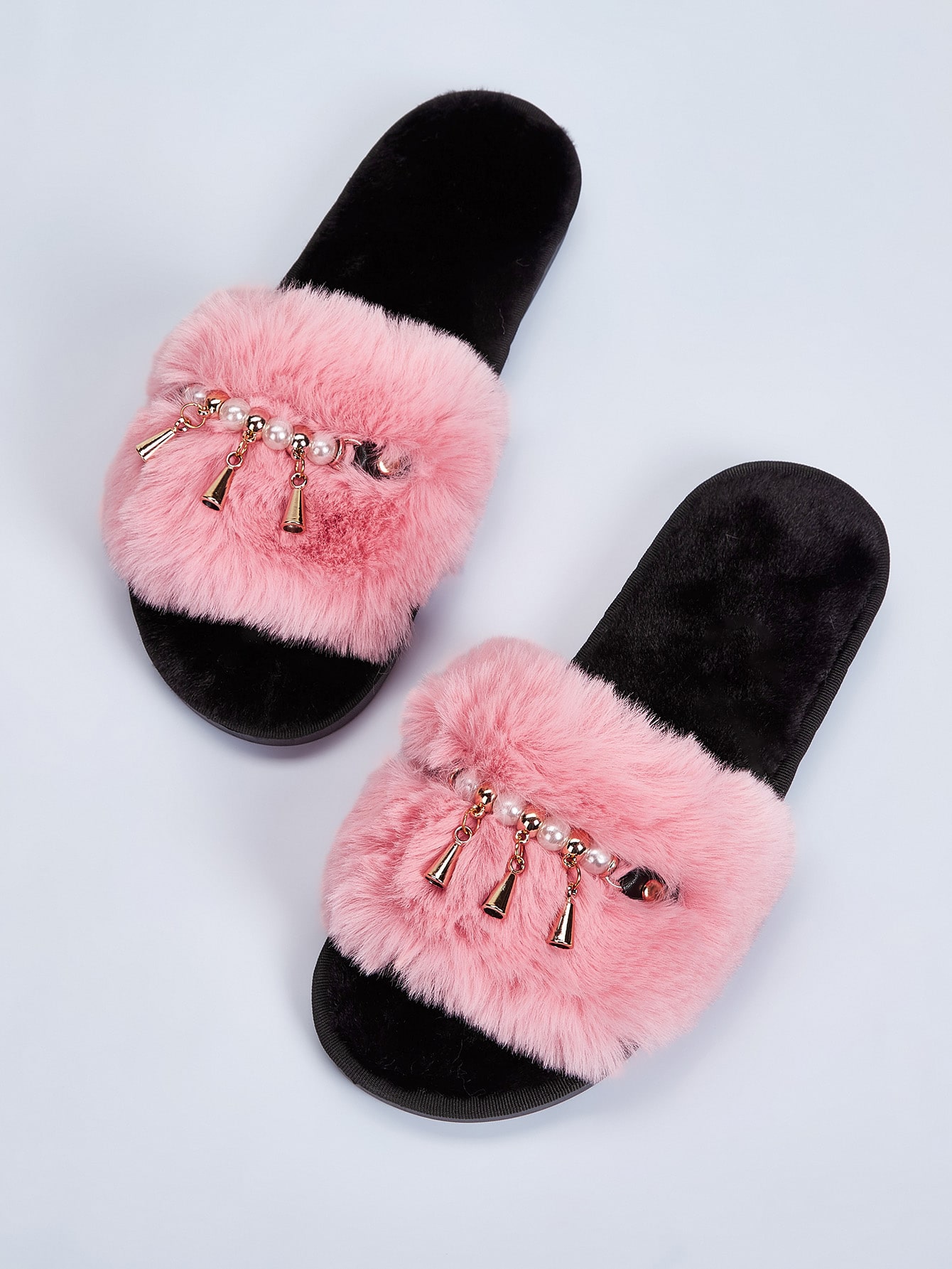 Пушистые шлепанцы с открытым носком и жемчугами