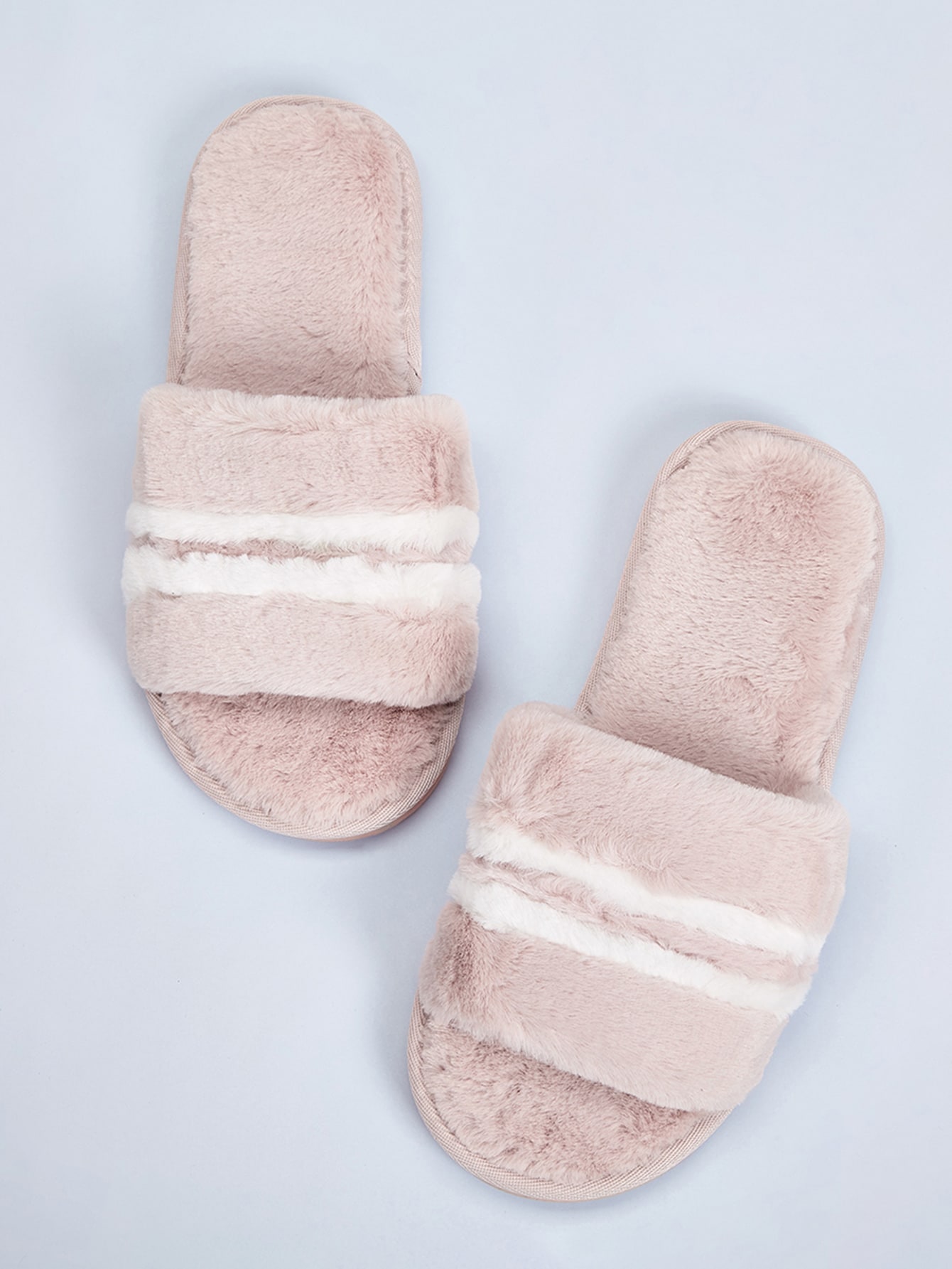 Шлепанцы с полосками и искусственным мехом