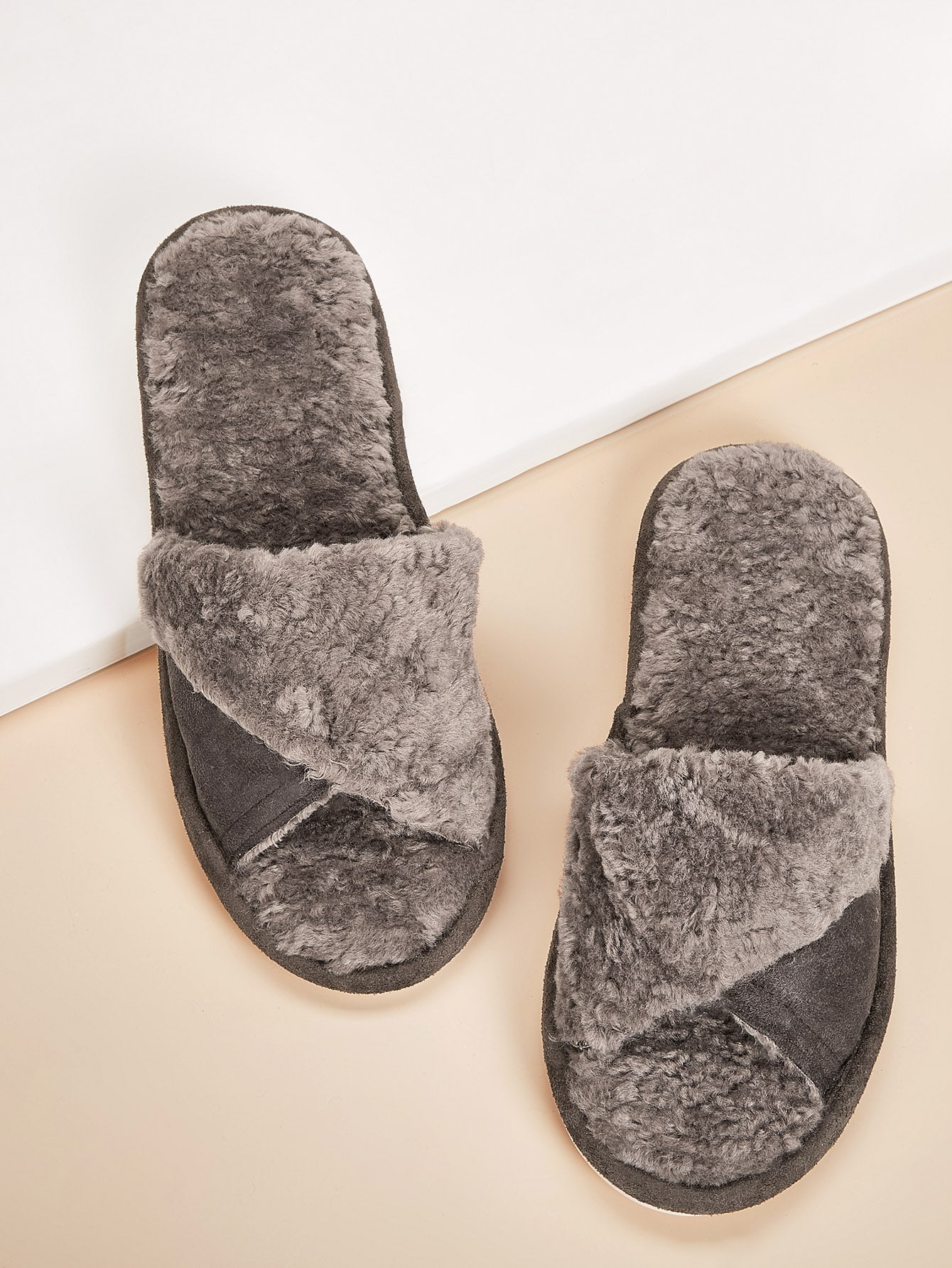 Мужские шлепанцы с искусственным мехом и открытым носком