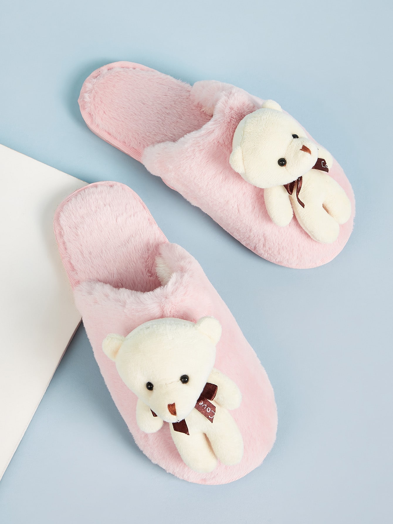 Пушистые шлепанцы с декором