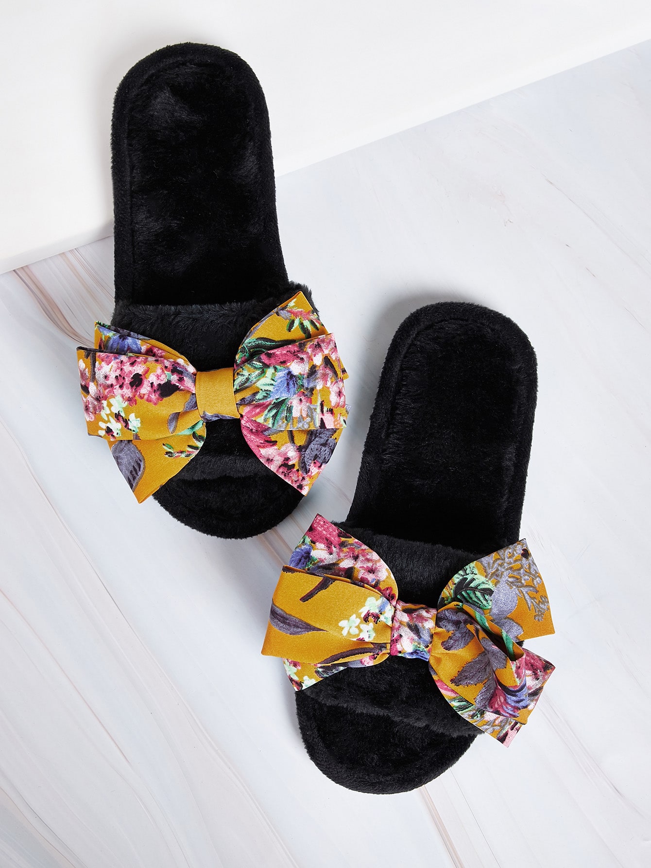 Пушистые шлепанцы с бантом