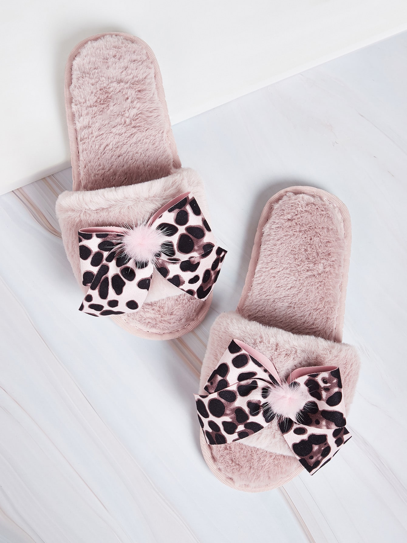 Пушистые шлепанцы с бантом