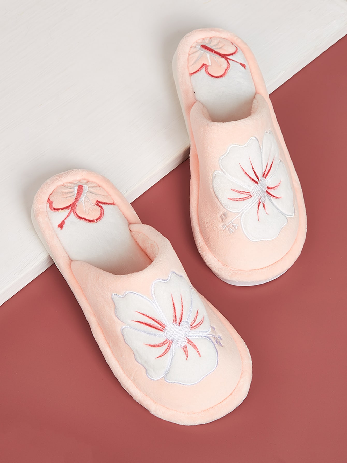 Пушистые шлепанцы с цветочной вышивкой