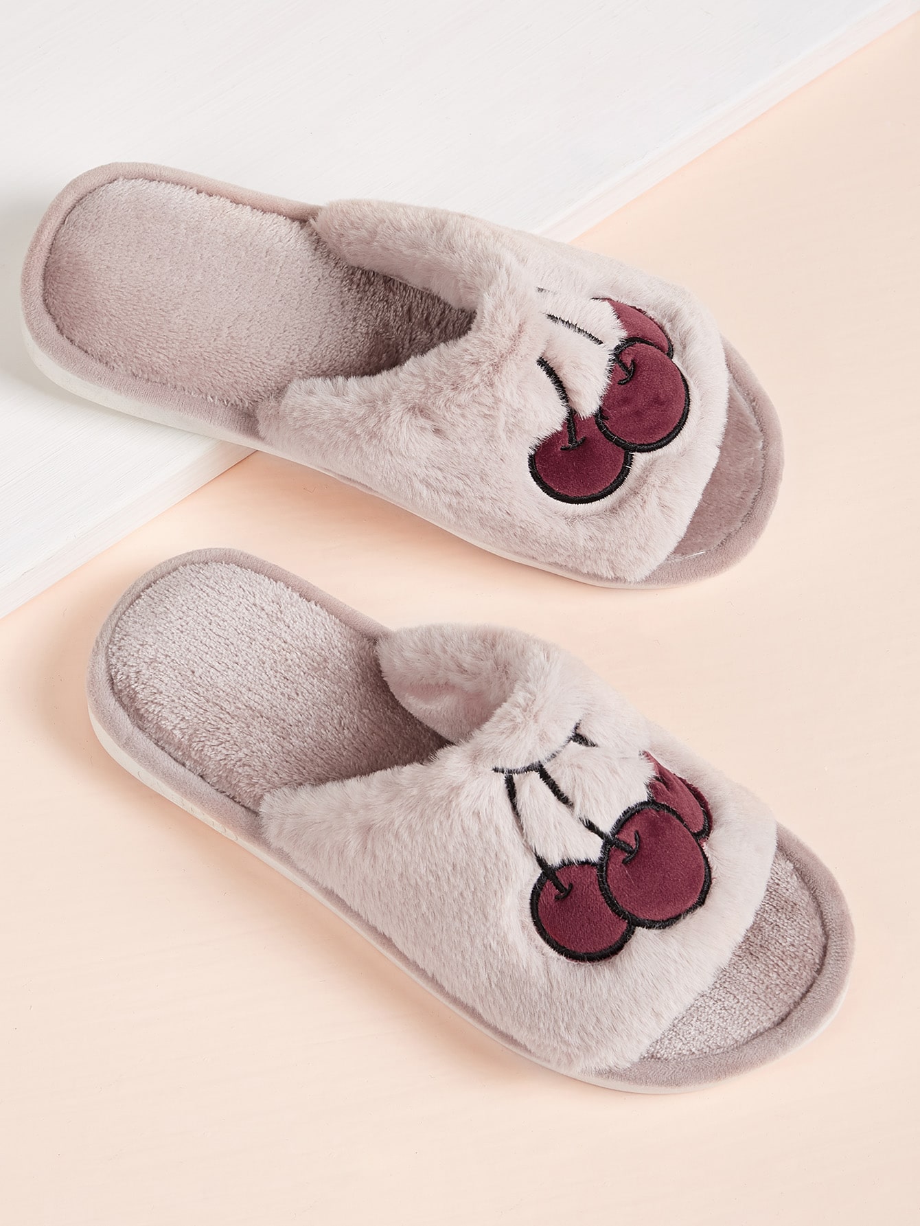 Пушистые шлепанцы с вышивкой