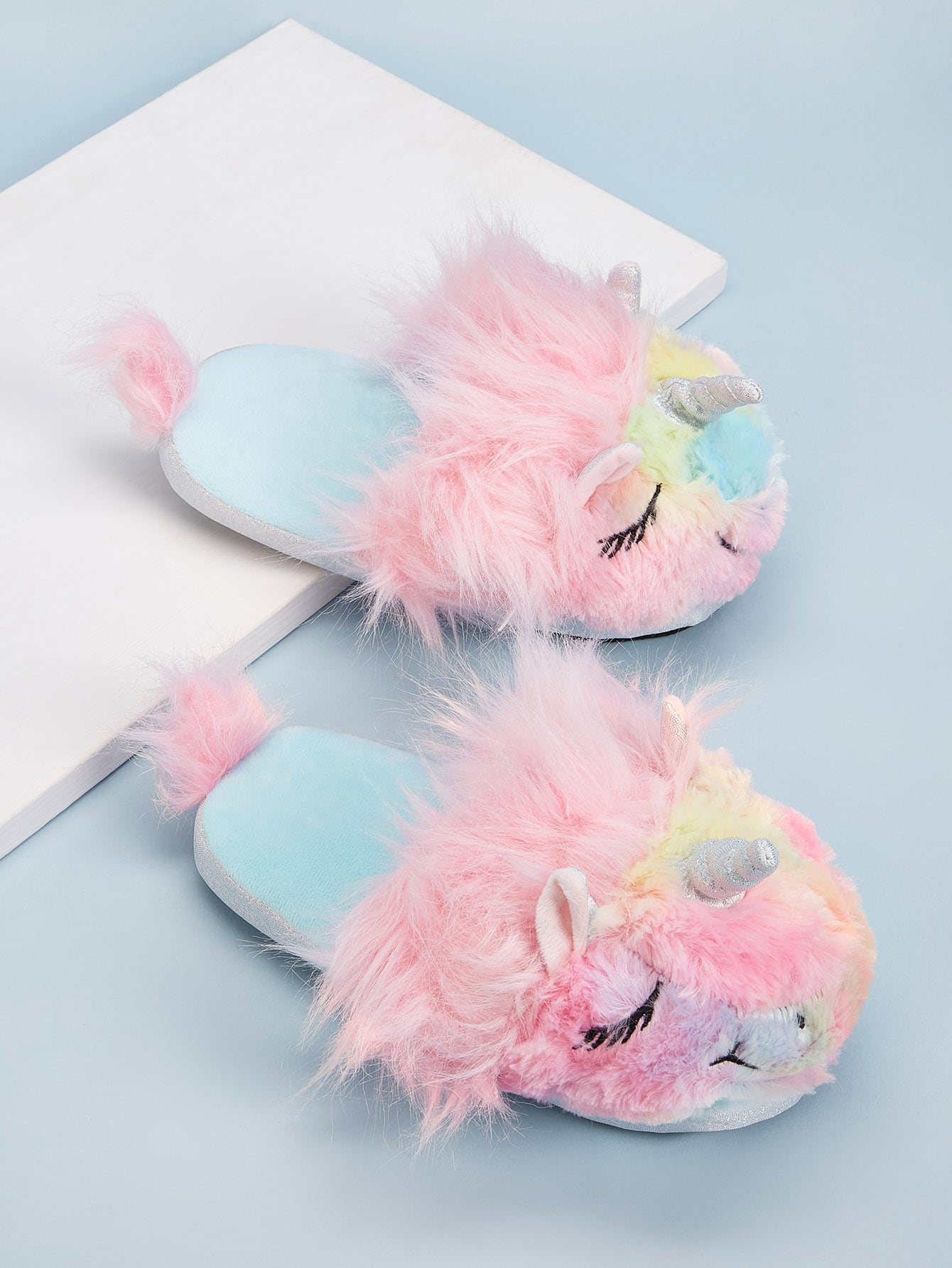 Пушистые шлепанцы в форме единорога