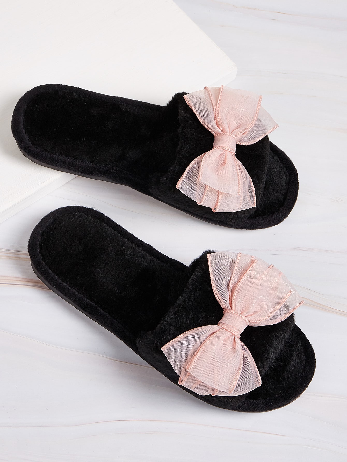 Плюшевые шлепанцы с бантом