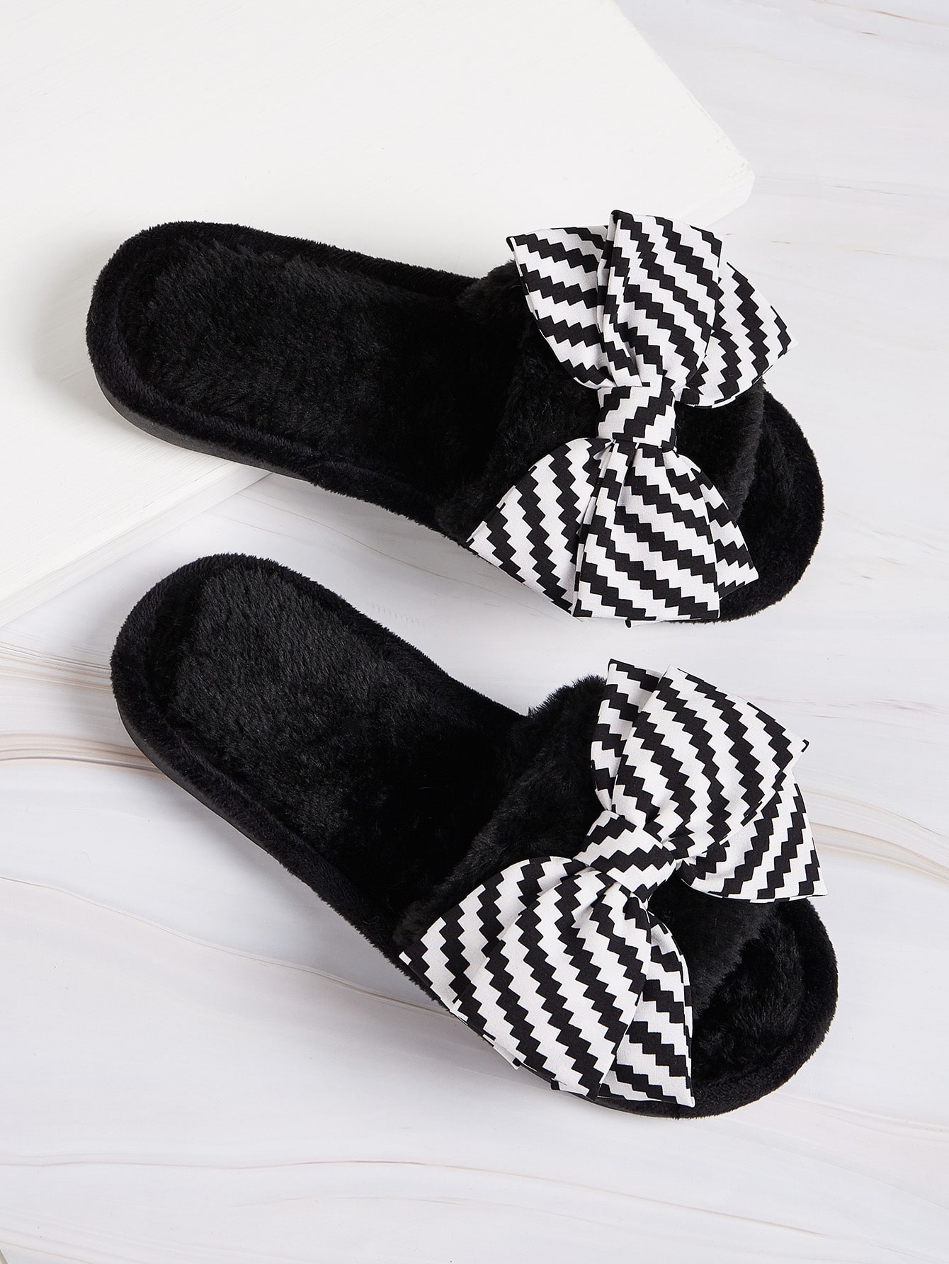 Двухцветные плюшевые шлепанцы с бантом