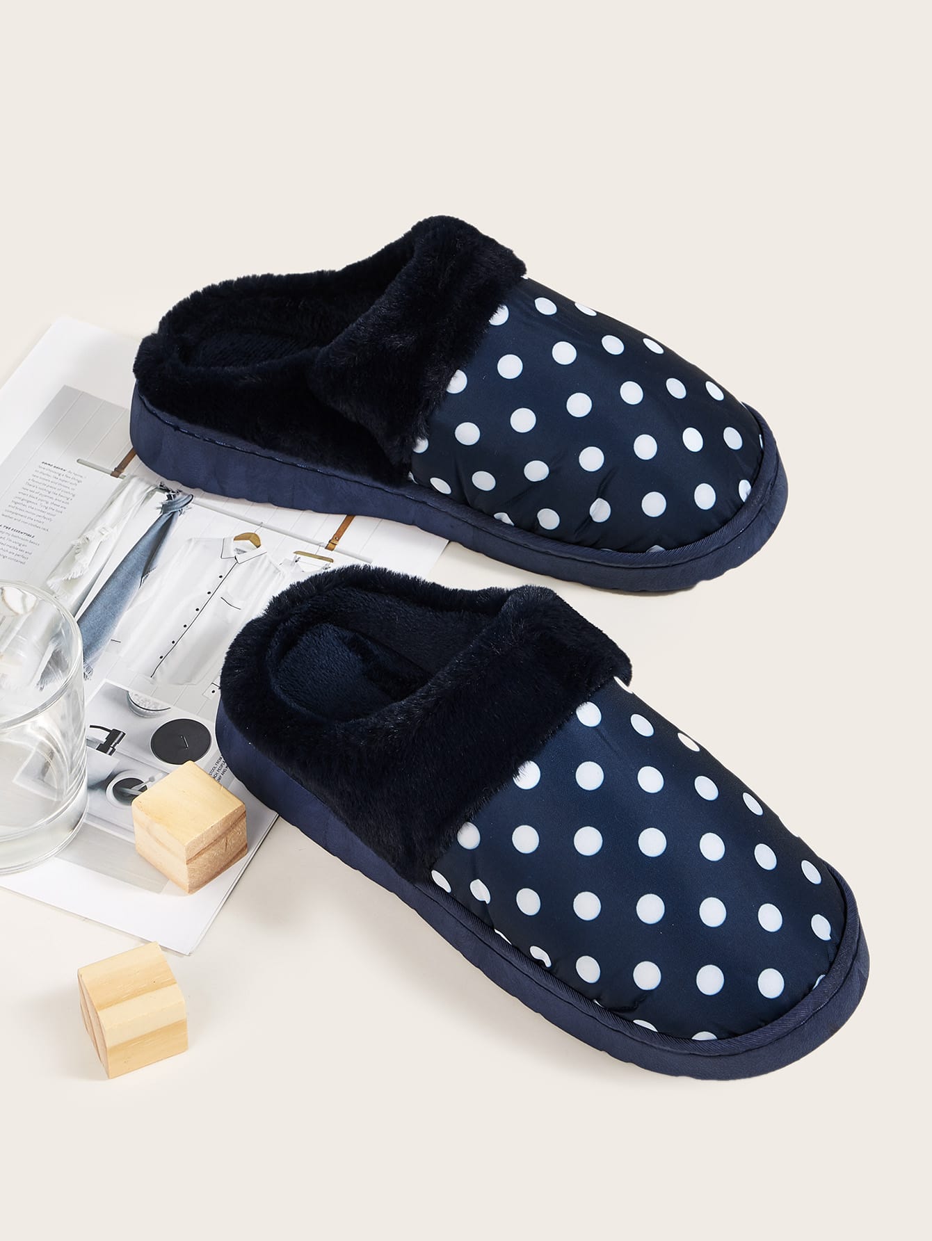 Мужские плюшевые шлепанцы в горошек