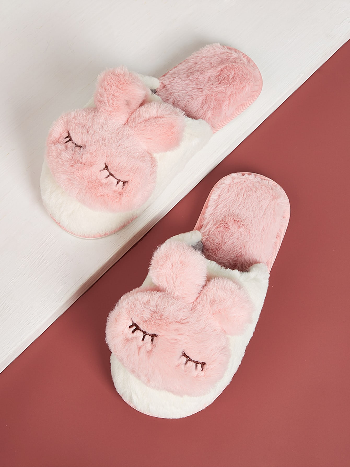 Шлепанцы с декором кролика