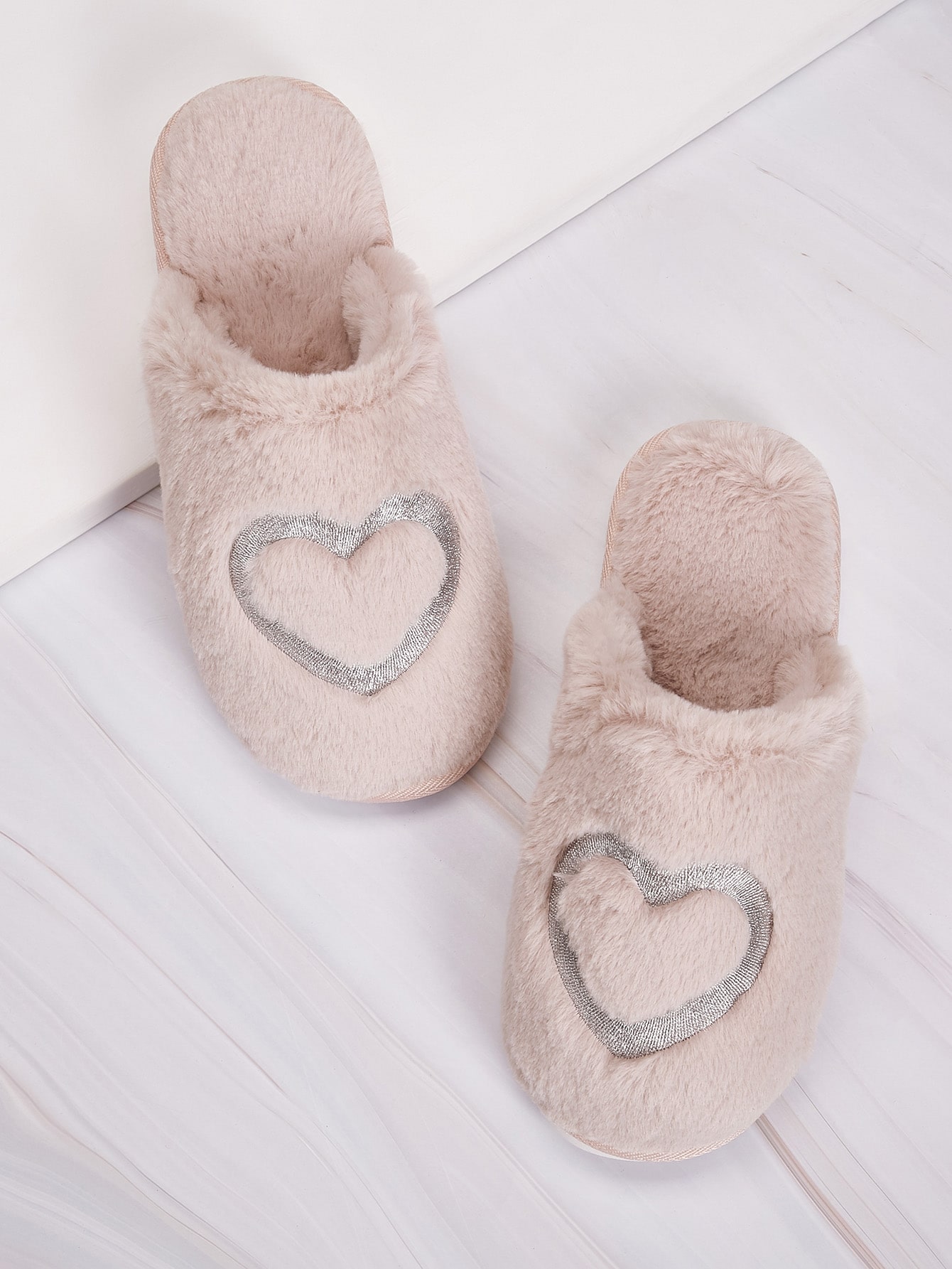 Плюшевые шлепанцы с вышивкой сердечка