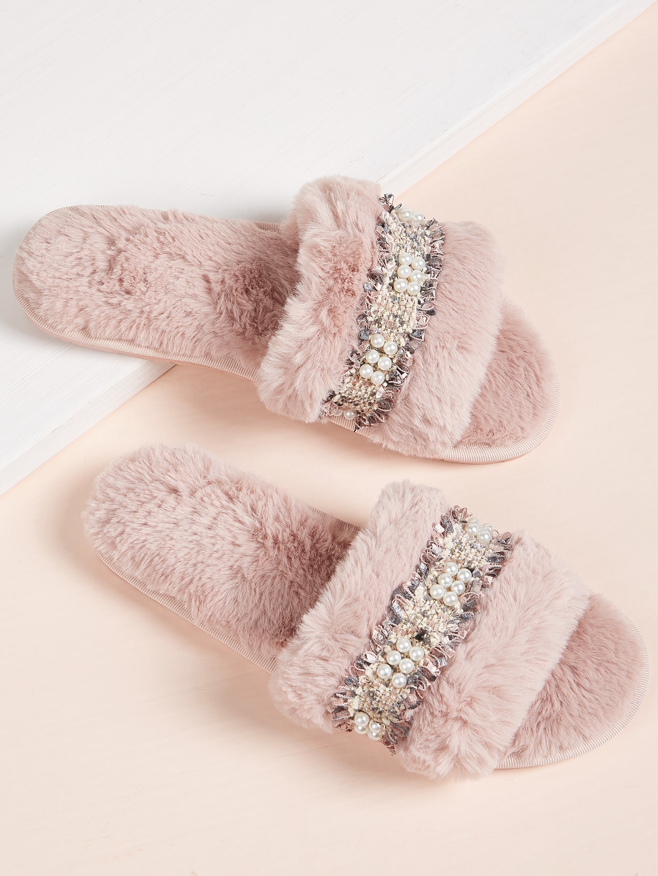 Плюшвые шлепанцы с искусственными жемчугами