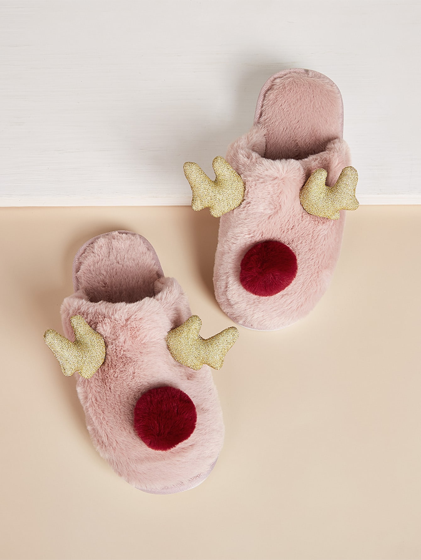 Шлепанцы из искусственного меха с помпоном