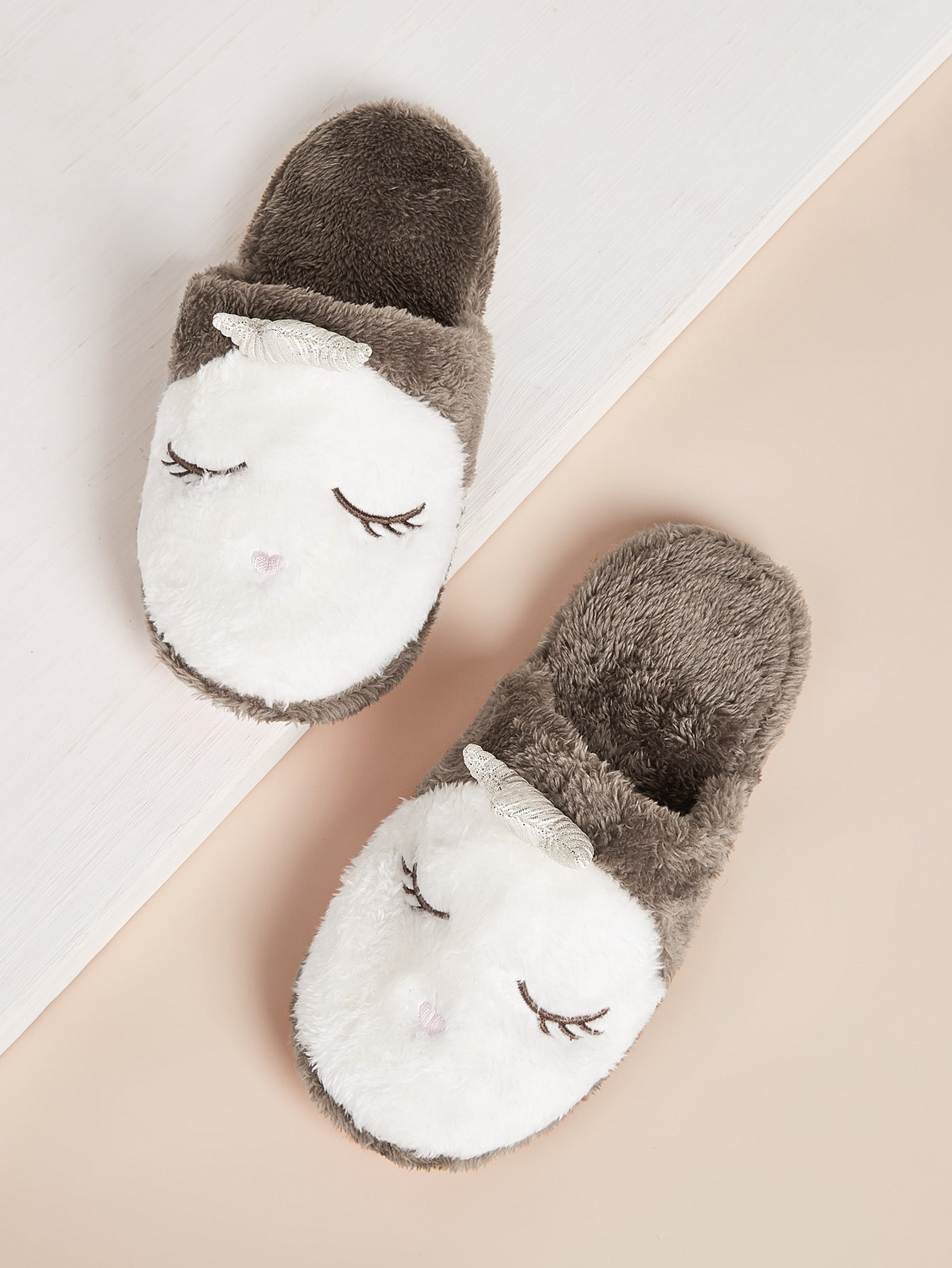 Шлепанцы из искусственного меха с декором