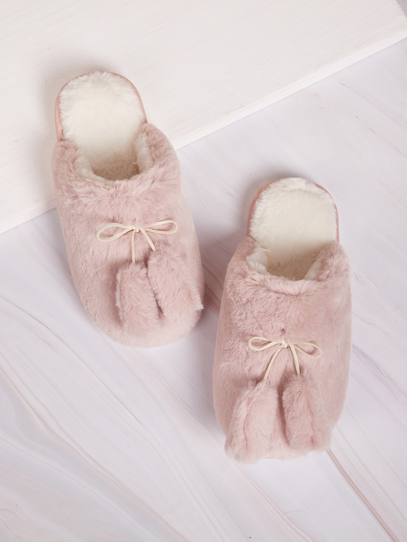 Плюшевые шлепанцы с бантом