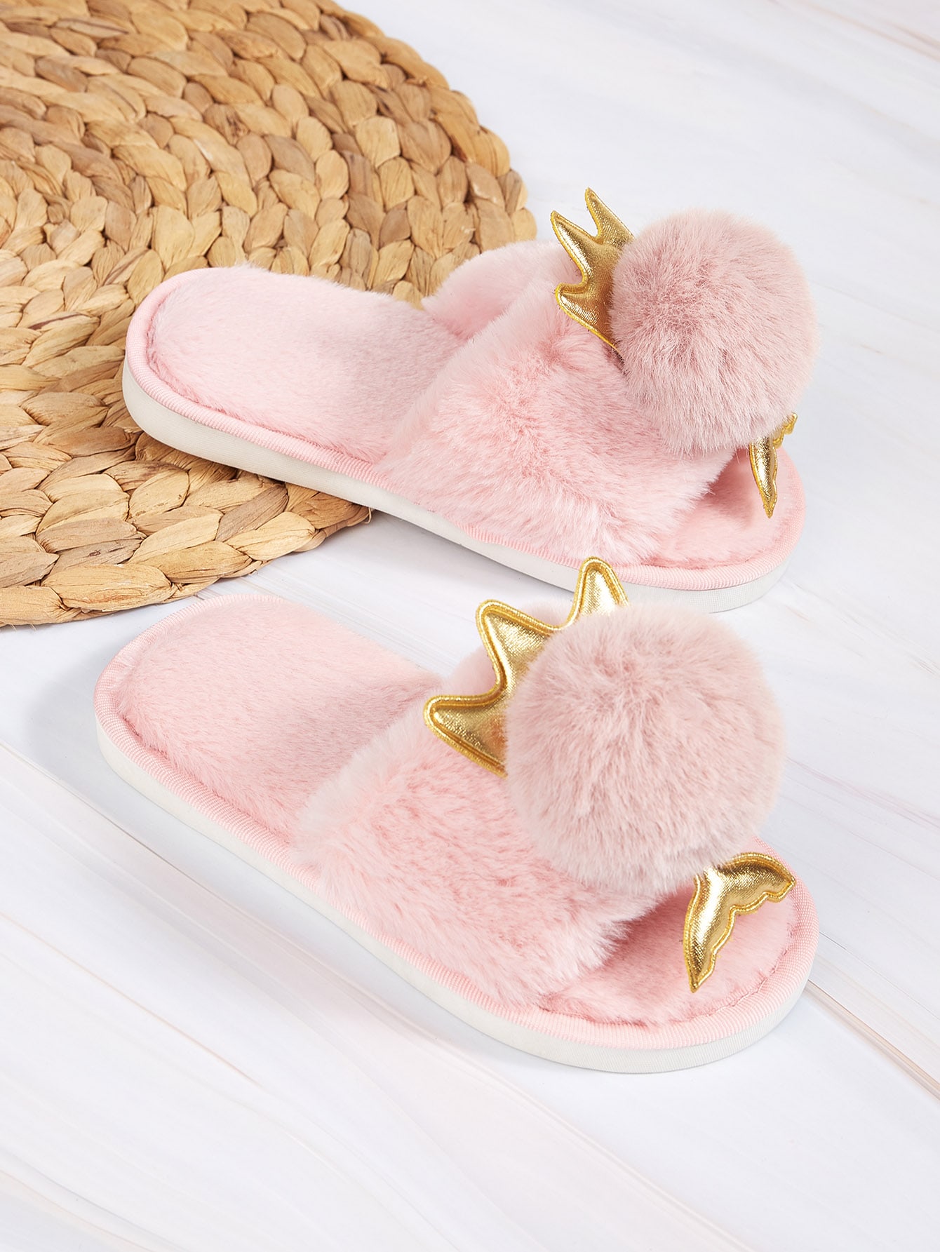 Плюшевые шлепанцы с помпоном для девочек