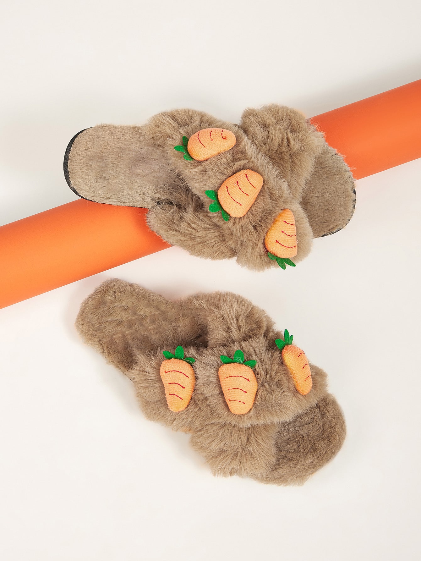 Плюшевые шлепанцы с ремешком и декором